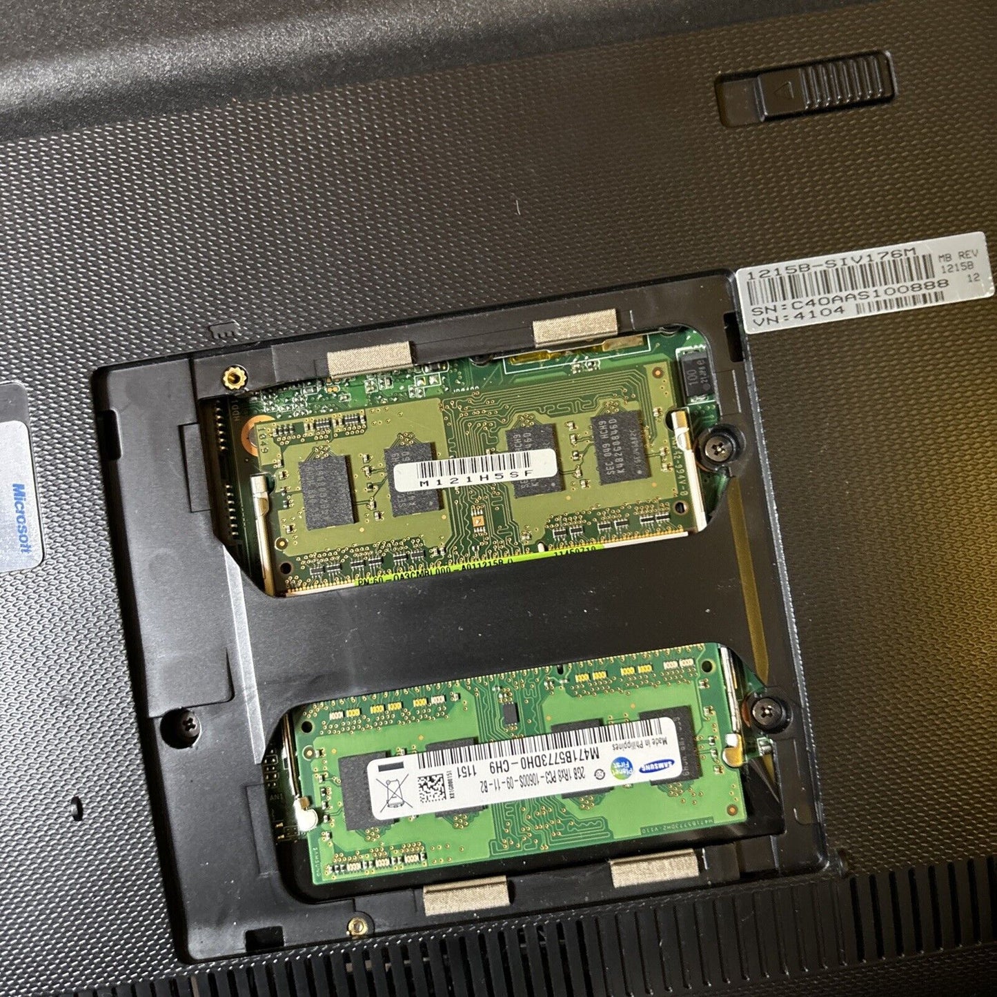 Asus Eee PC Seashell Series 1215B *Not Working & Cracked Screen*