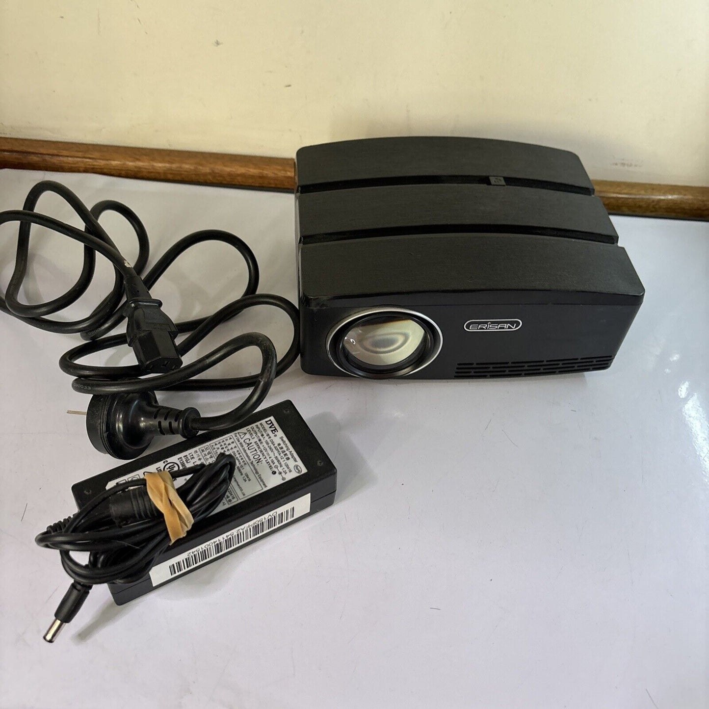 Erisan LCD Projector With Android GP80UP *No Remote Control*