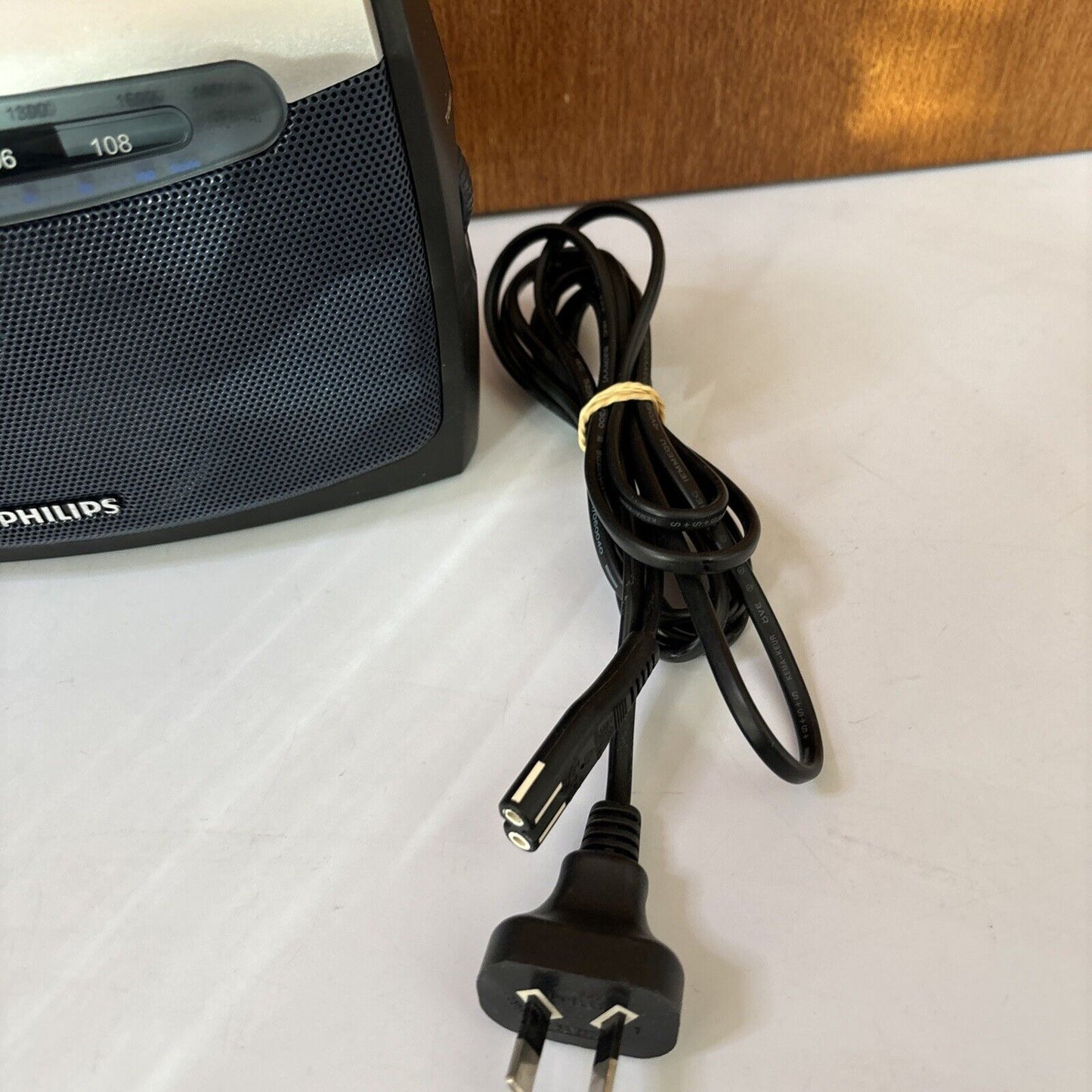 Philips AE2160 AM/FM Portable Radio - Black Battery and/or AC Power
