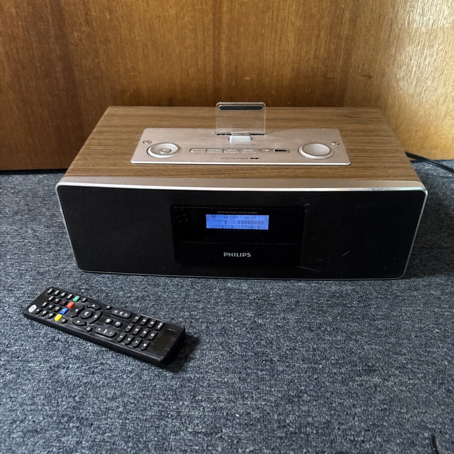 Philips Digital Radio DAB+ CD Player 30-pin iPod Dock USB DCB852/10