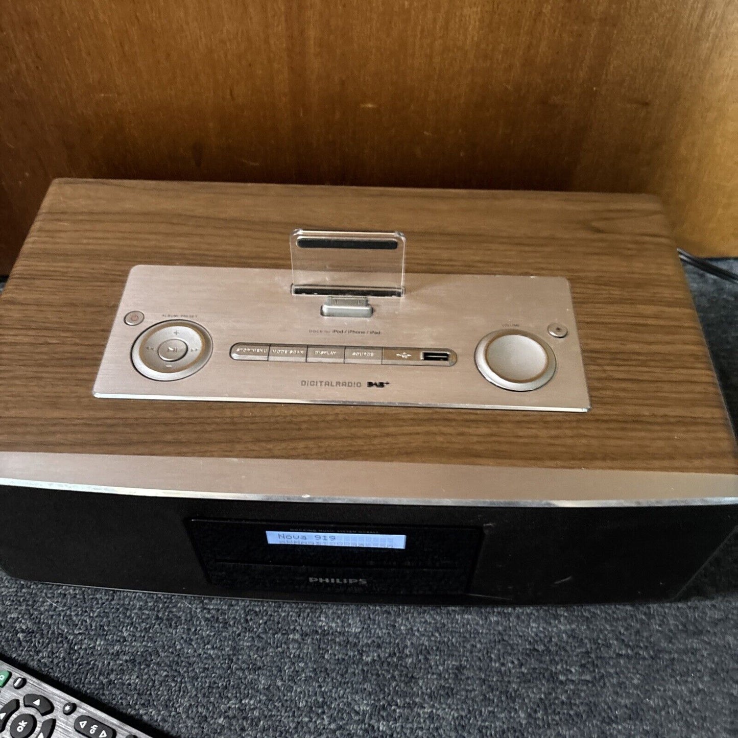 Philips Digital Radio DAB+ CD Player 30-pin iPod Dock USB DCB852/10