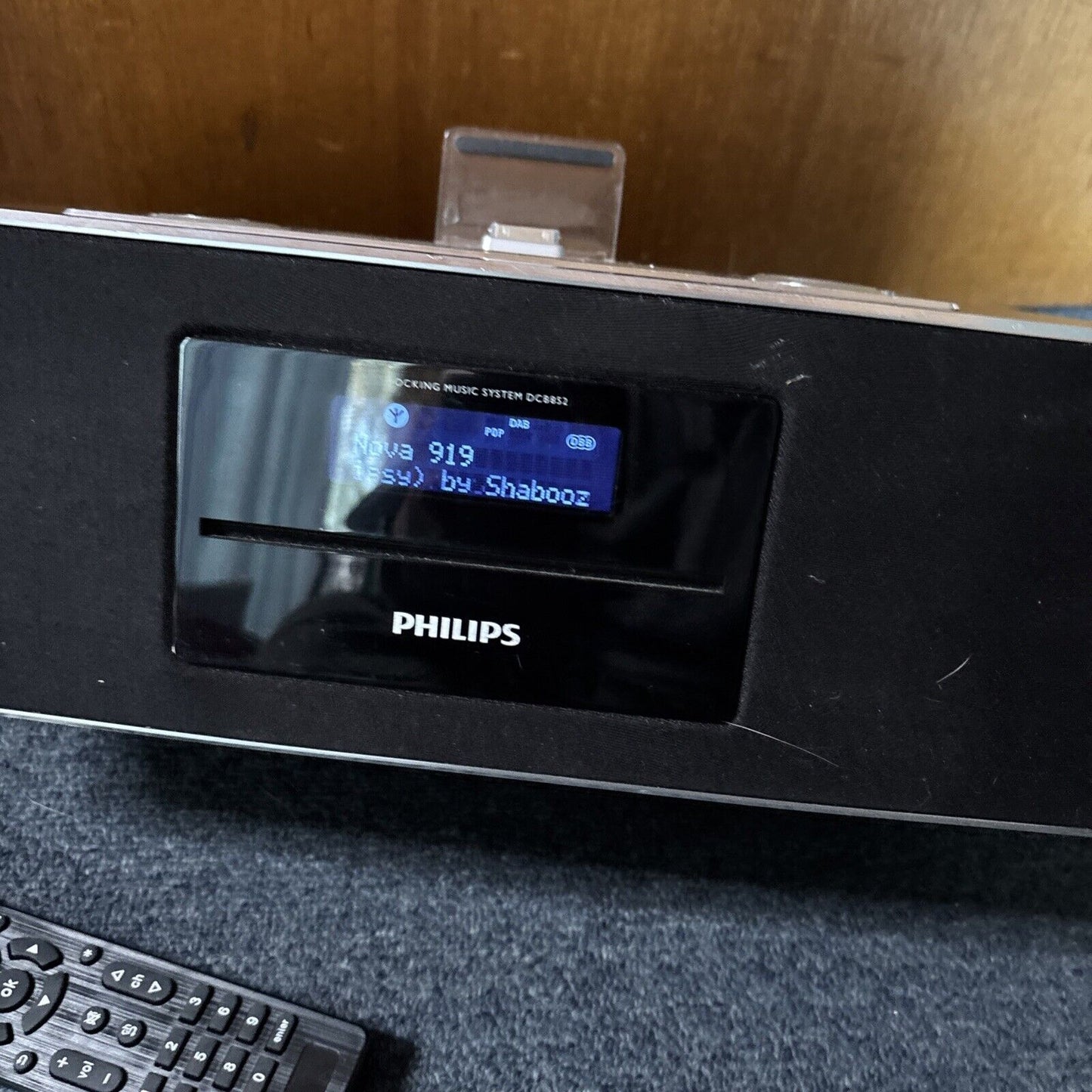Philips Digital Radio DAB+ CD Player 30-pin iPod Dock USB DCB852/10