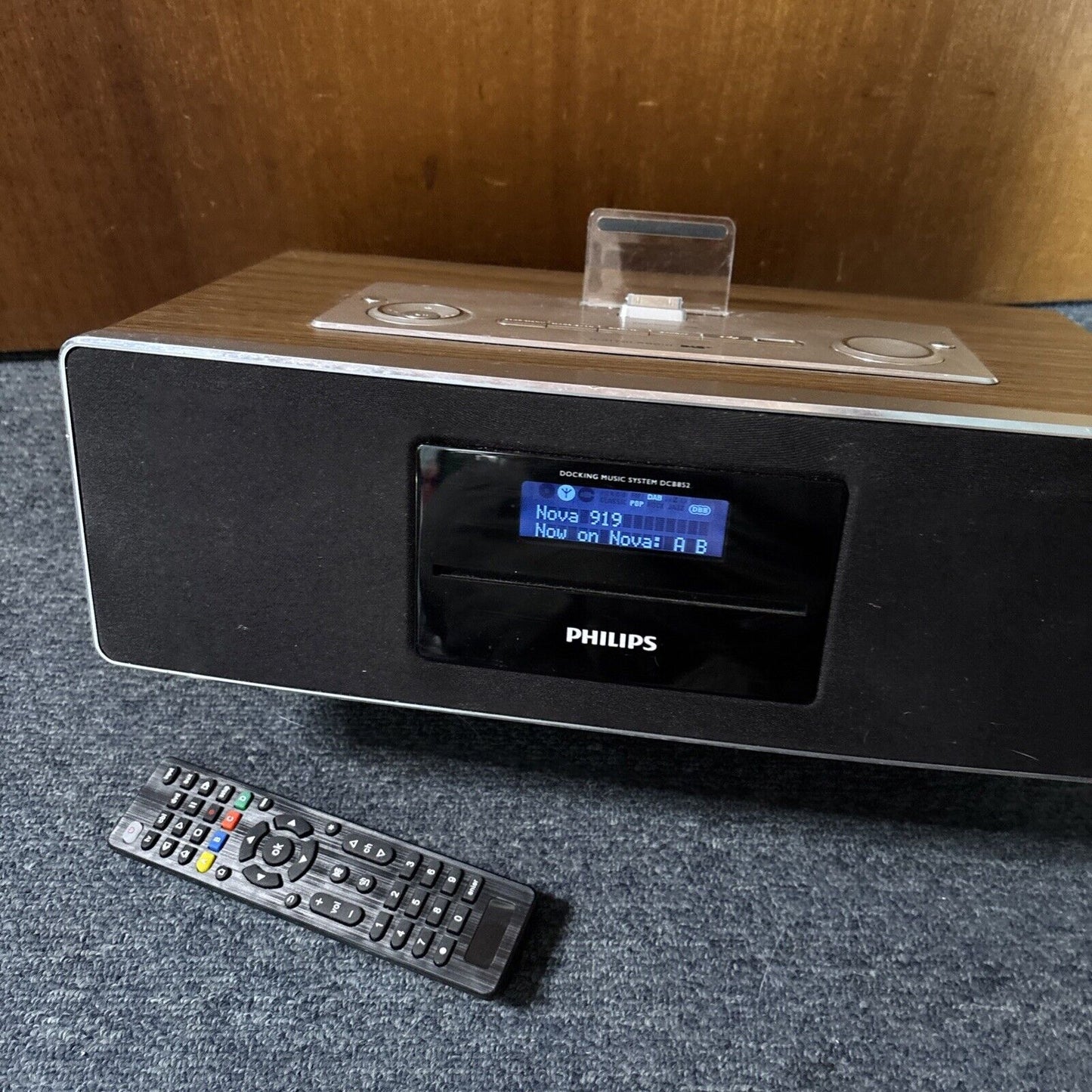 Philips Digital Radio DAB+ CD Player 30-pin iPod Dock USB DCB852/10
