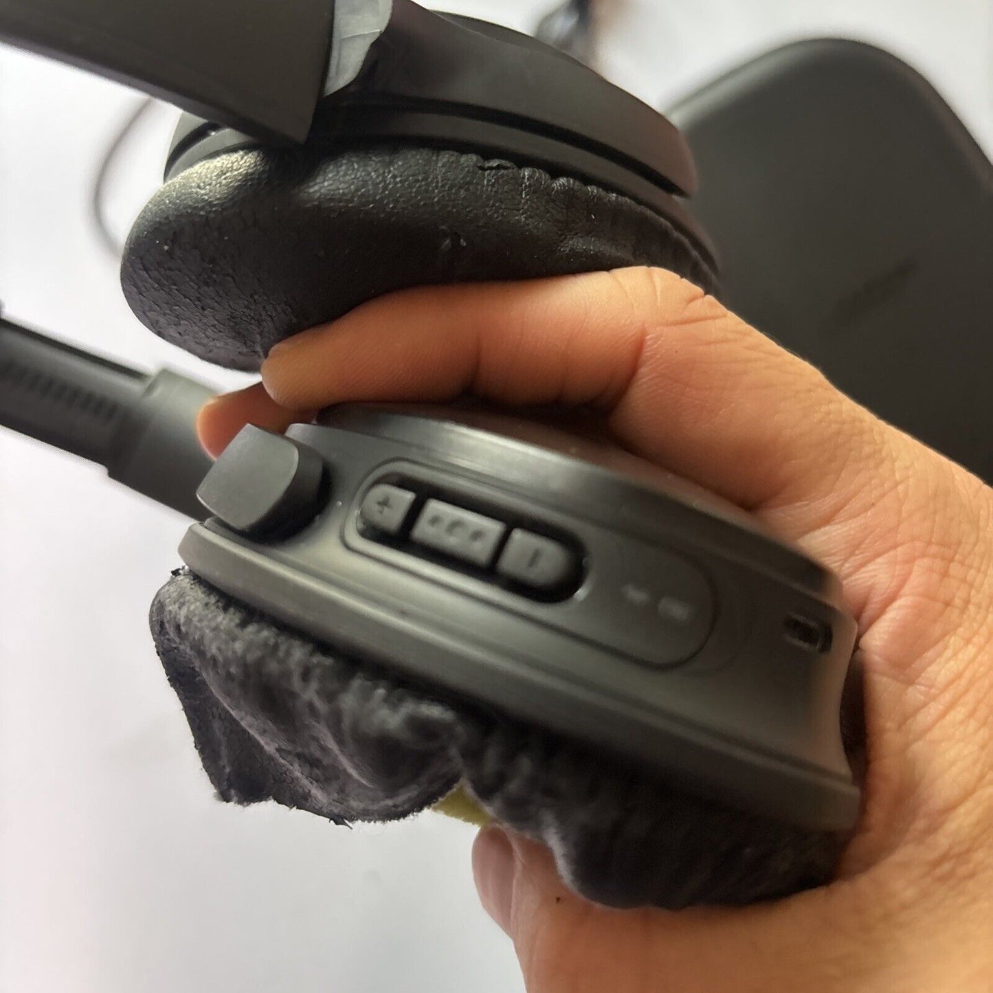 Bose QuietComfort Wireless Over-Ear Headphones - Black And Case Bluetooth
