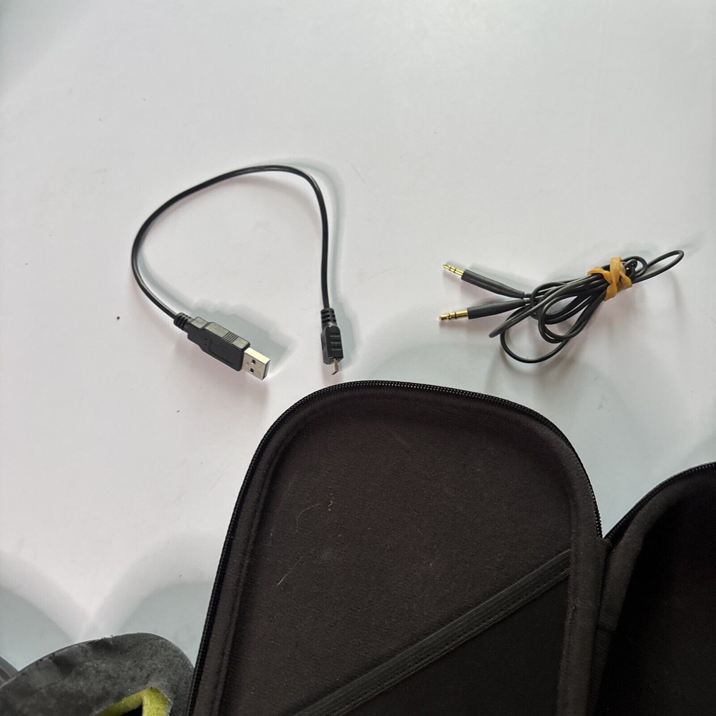 Bose QuietComfort Wireless Over-Ear Headphones - Black And Case Bluetooth