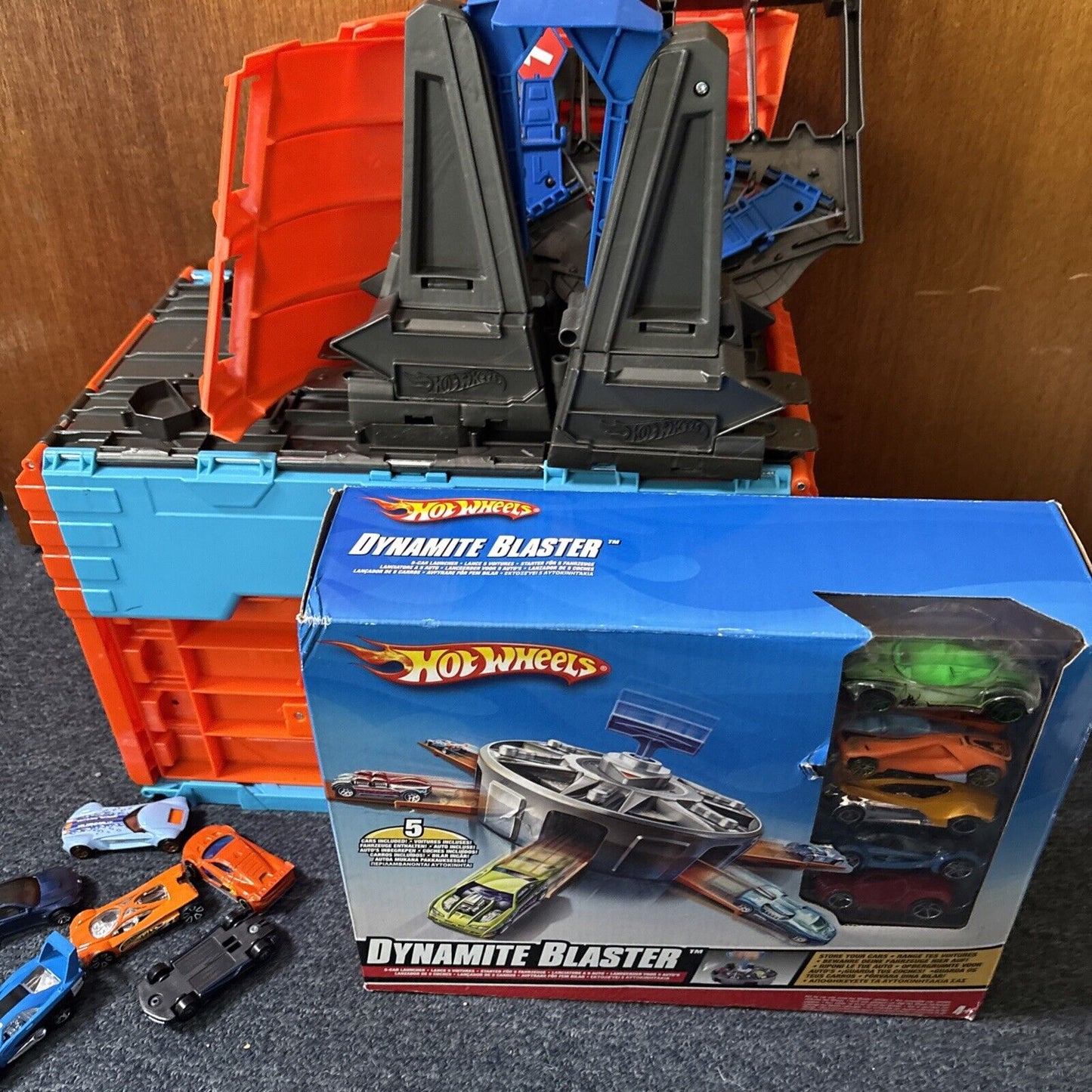 Hot Wheels Track Builder Race Crate & Dynamite Blaster