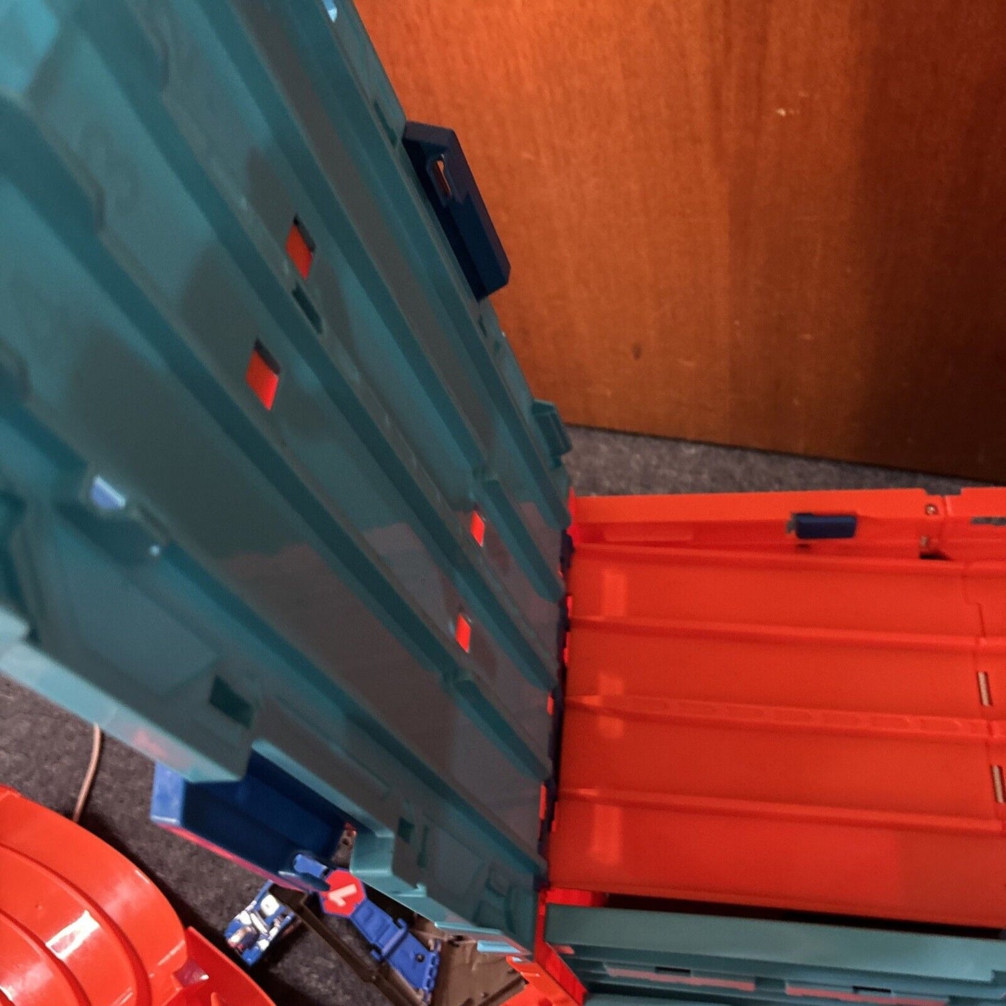 Hot Wheels Track Builder Race Crate & Dynamite Blaster