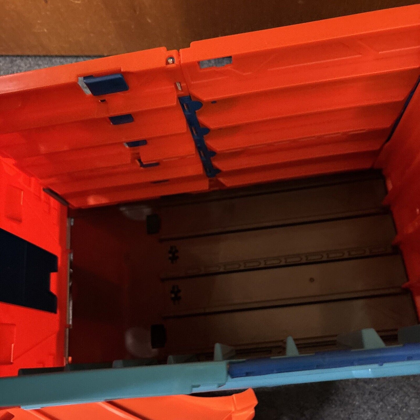 Hot Wheels Track Builder Race Crate & Dynamite Blaster