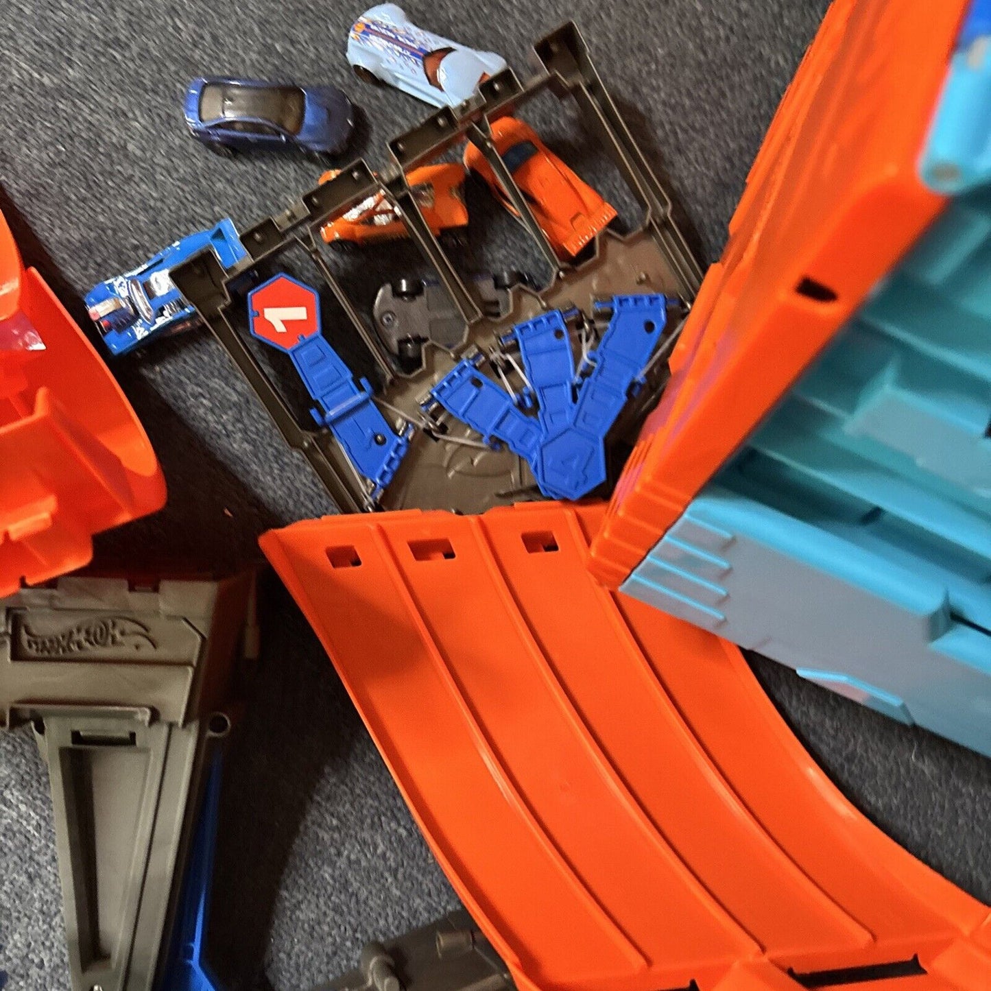 Hot Wheels Track Builder Race Crate & Dynamite Blaster