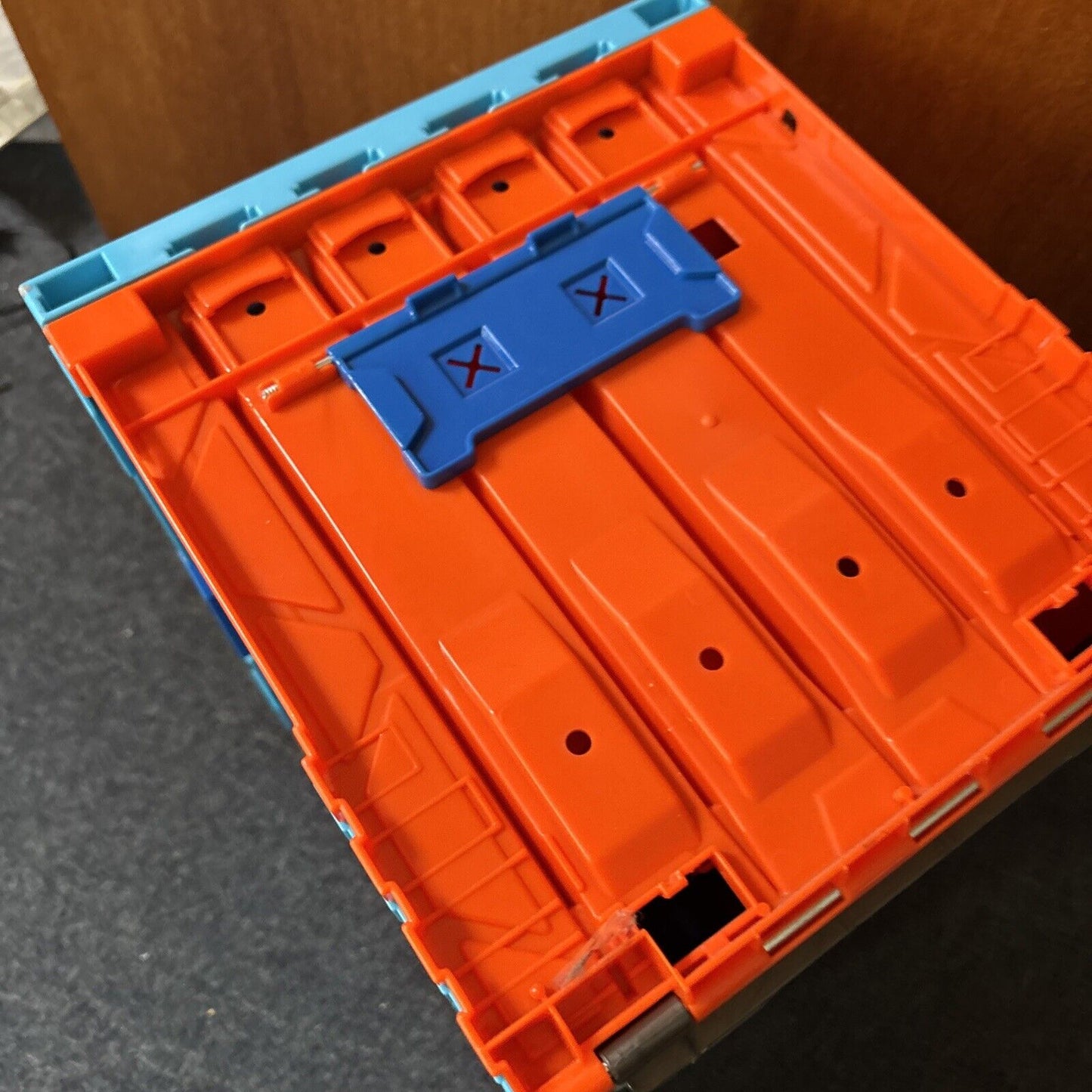 Hot Wheels Track Builder Race Crate & Dynamite Blaster
