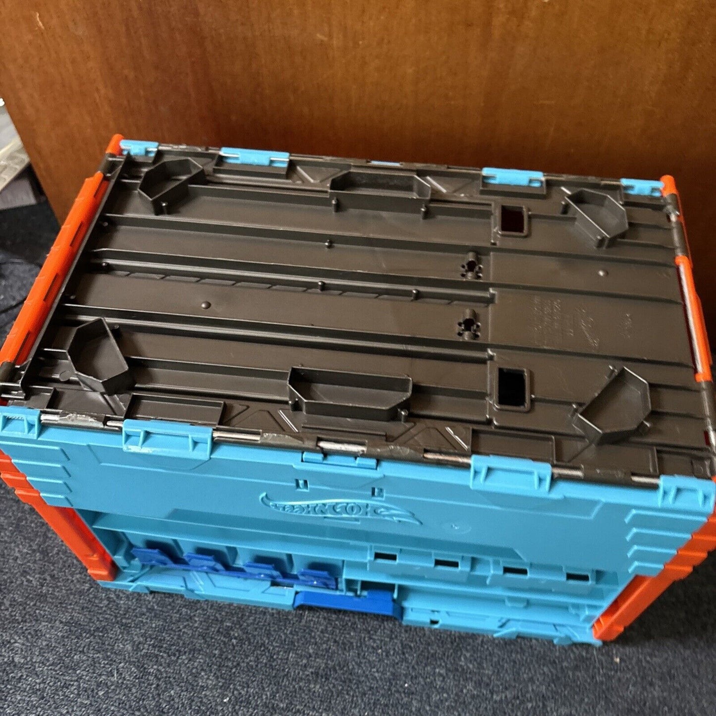 Hot Wheels Track Builder Race Crate & Dynamite Blaster