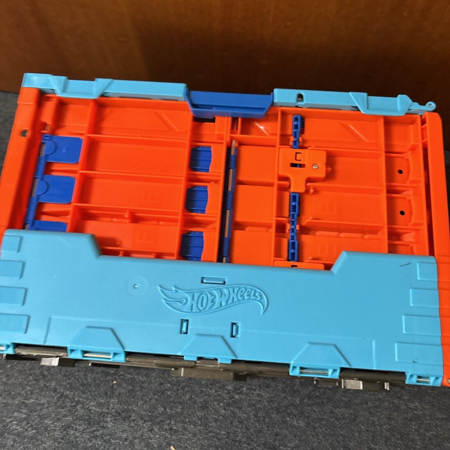 Hot Wheels Track Builder Race Crate & Dynamite Blaster