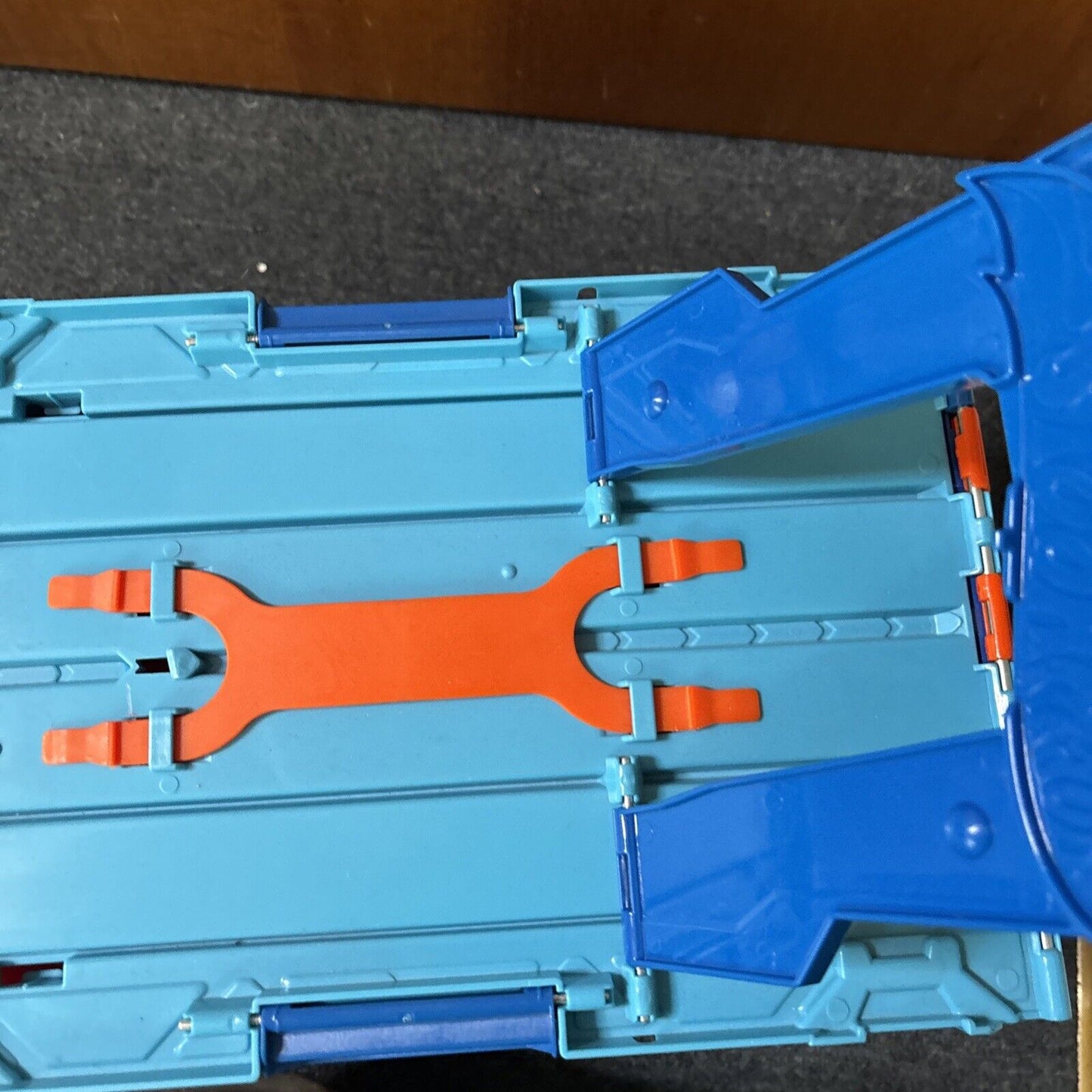 Hot Wheels Track Builder Race Crate & Dynamite Blaster