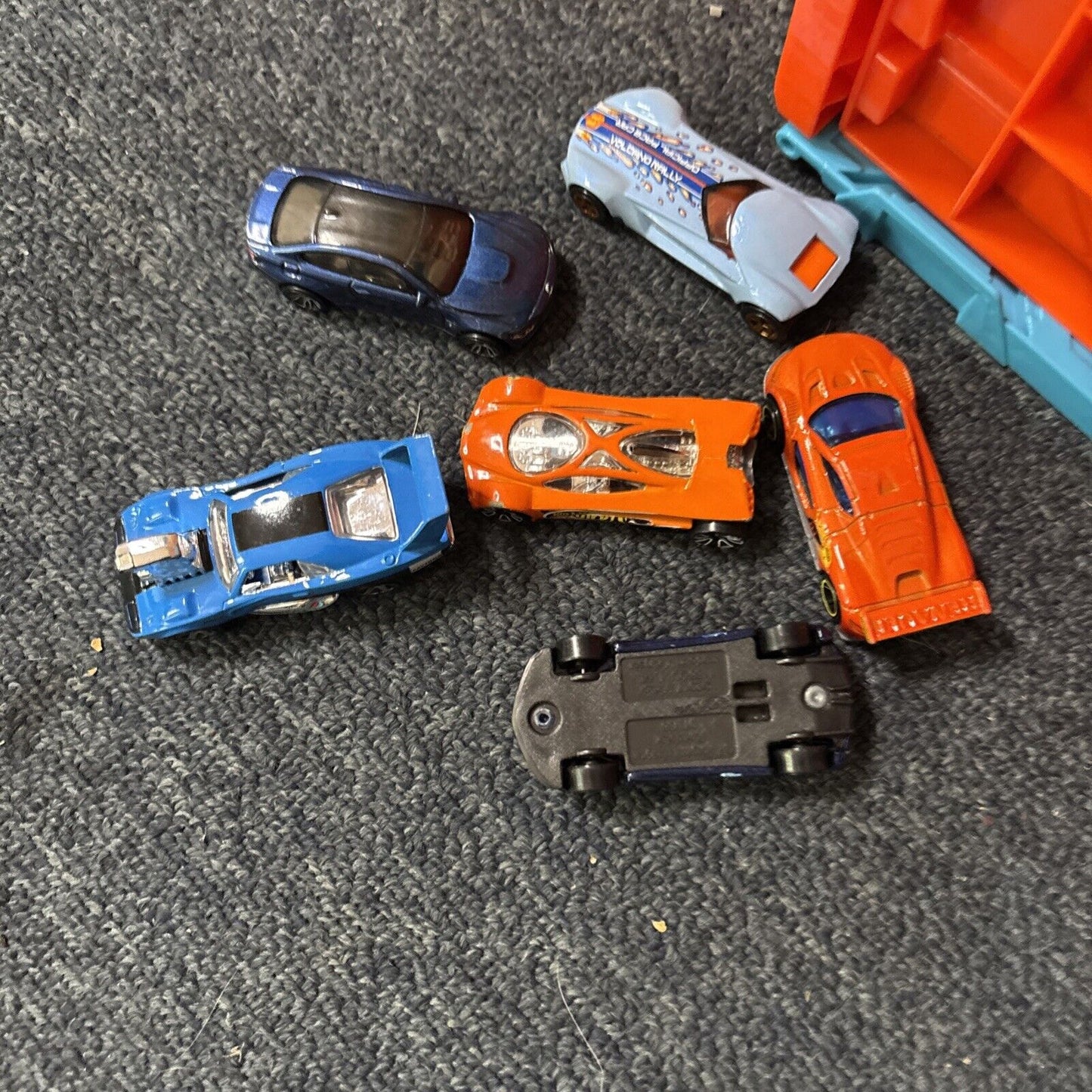 Hot Wheels Track Builder Race Crate & Dynamite Blaster