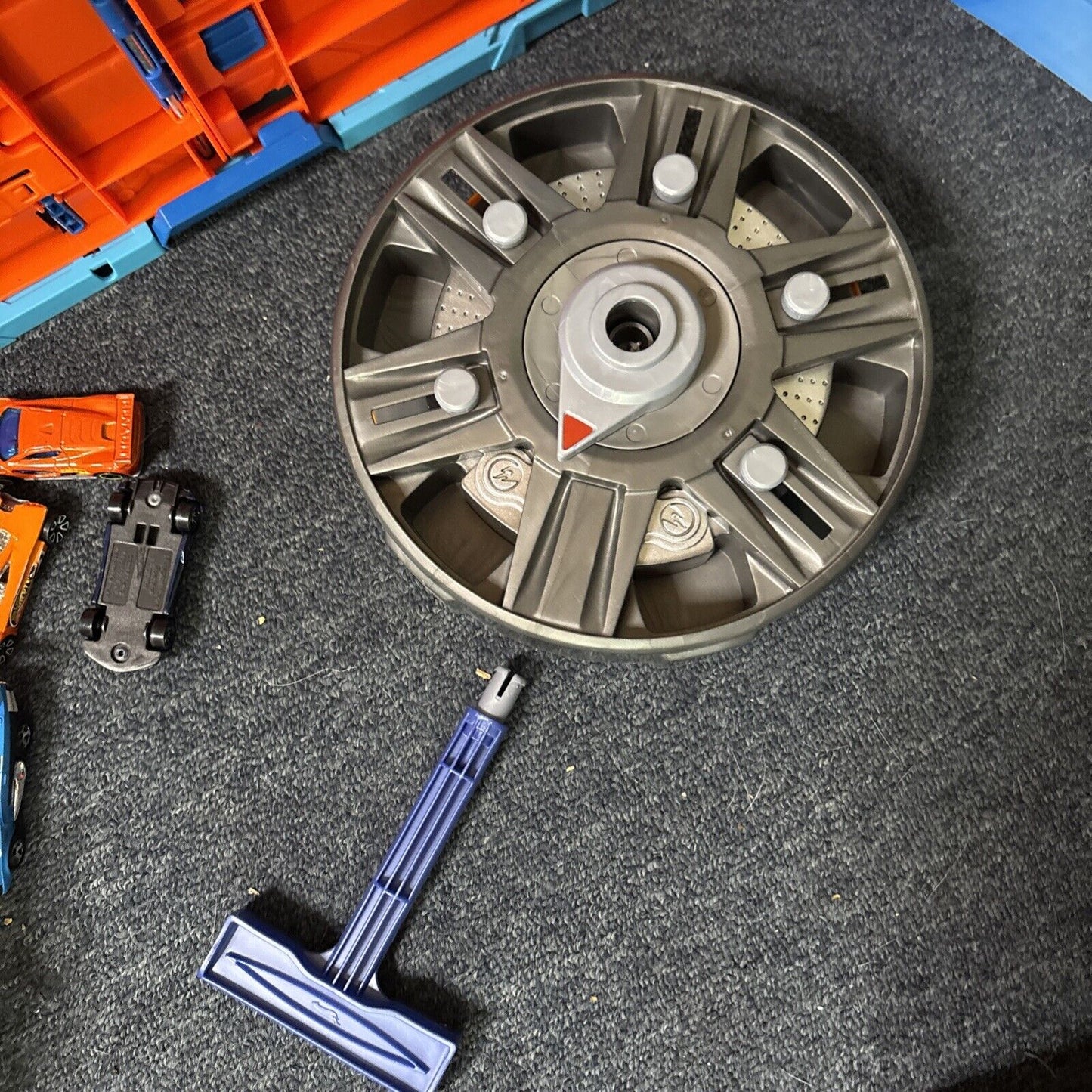 Hot Wheels Track Builder Race Crate & Dynamite Blaster