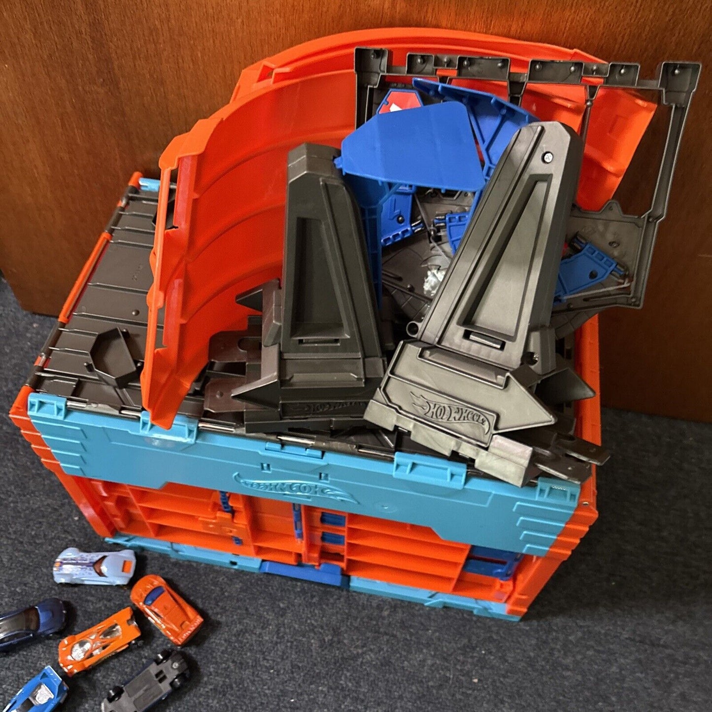 Hot Wheels Track Builder Race Crate & Dynamite Blaster