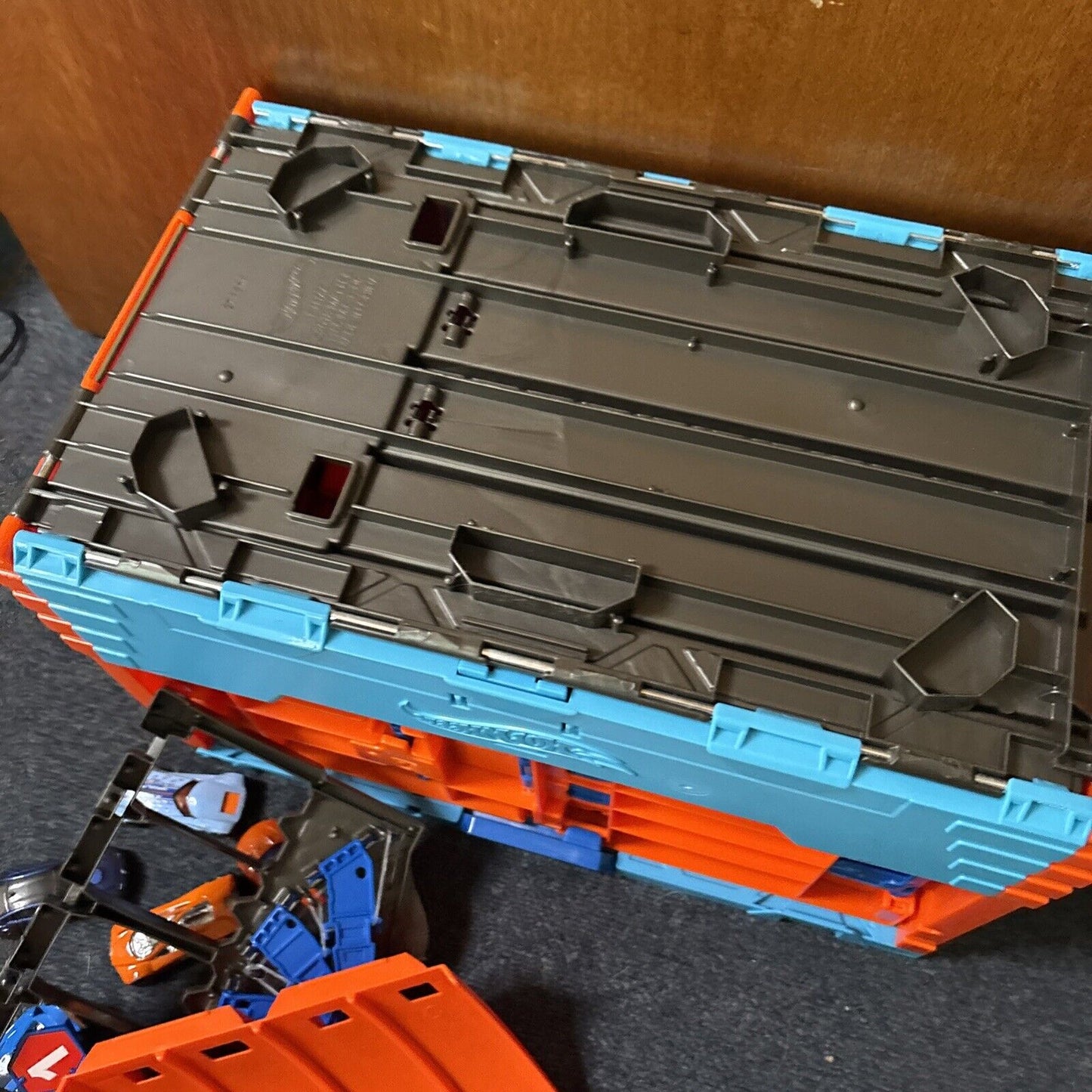 Hot Wheels Track Builder Race Crate & Dynamite Blaster