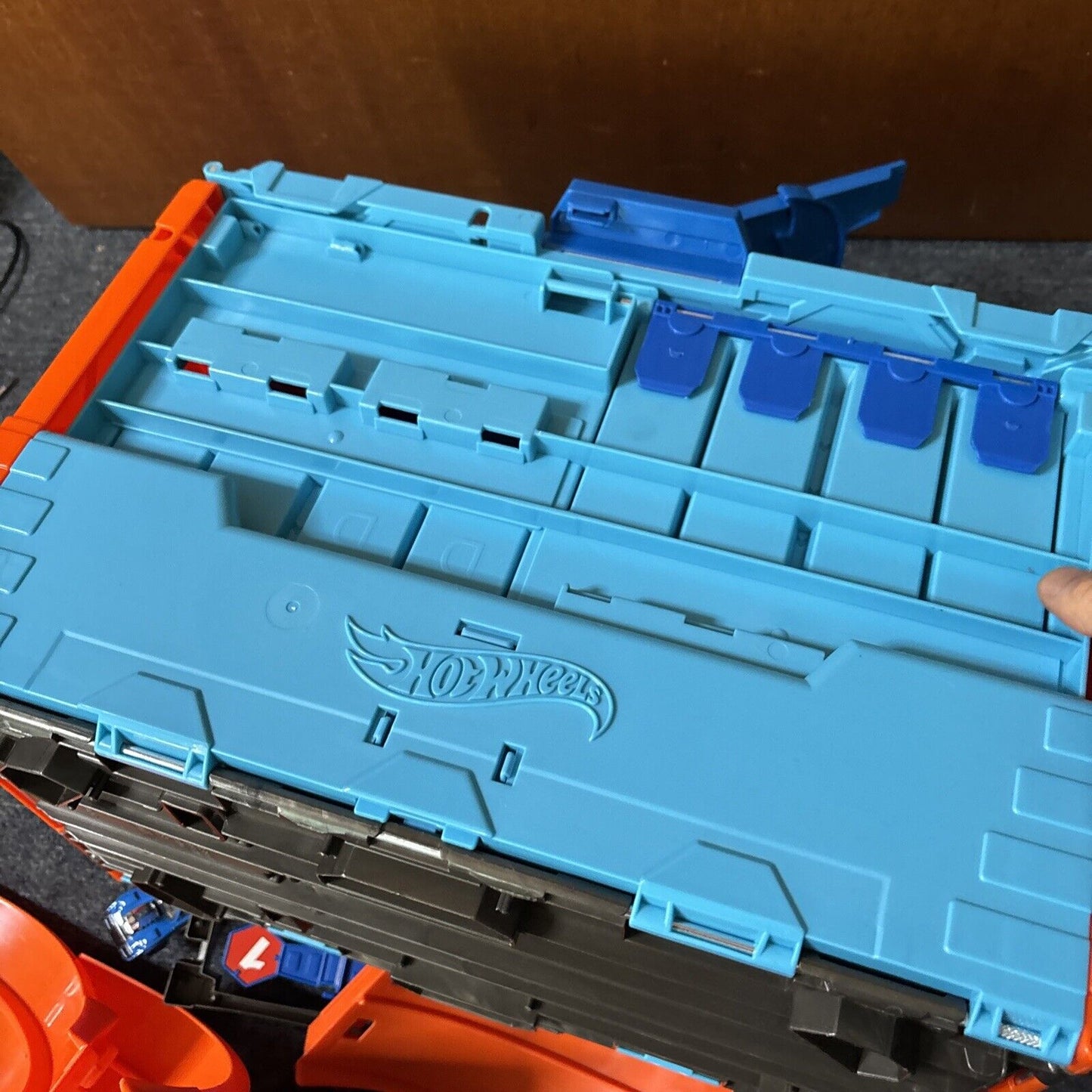 Hot Wheels Track Builder Race Crate & Dynamite Blaster