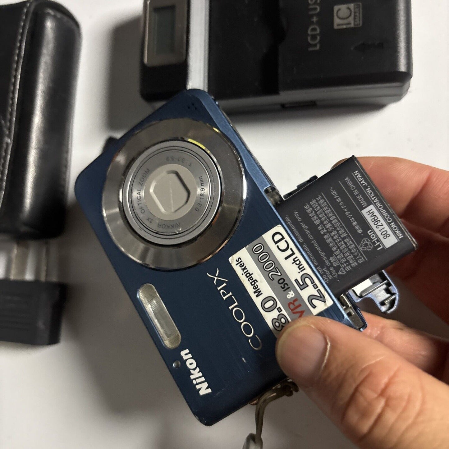 Nikon Coolpix S210 Digital Camera 8MP 1GB SD Card 8MP