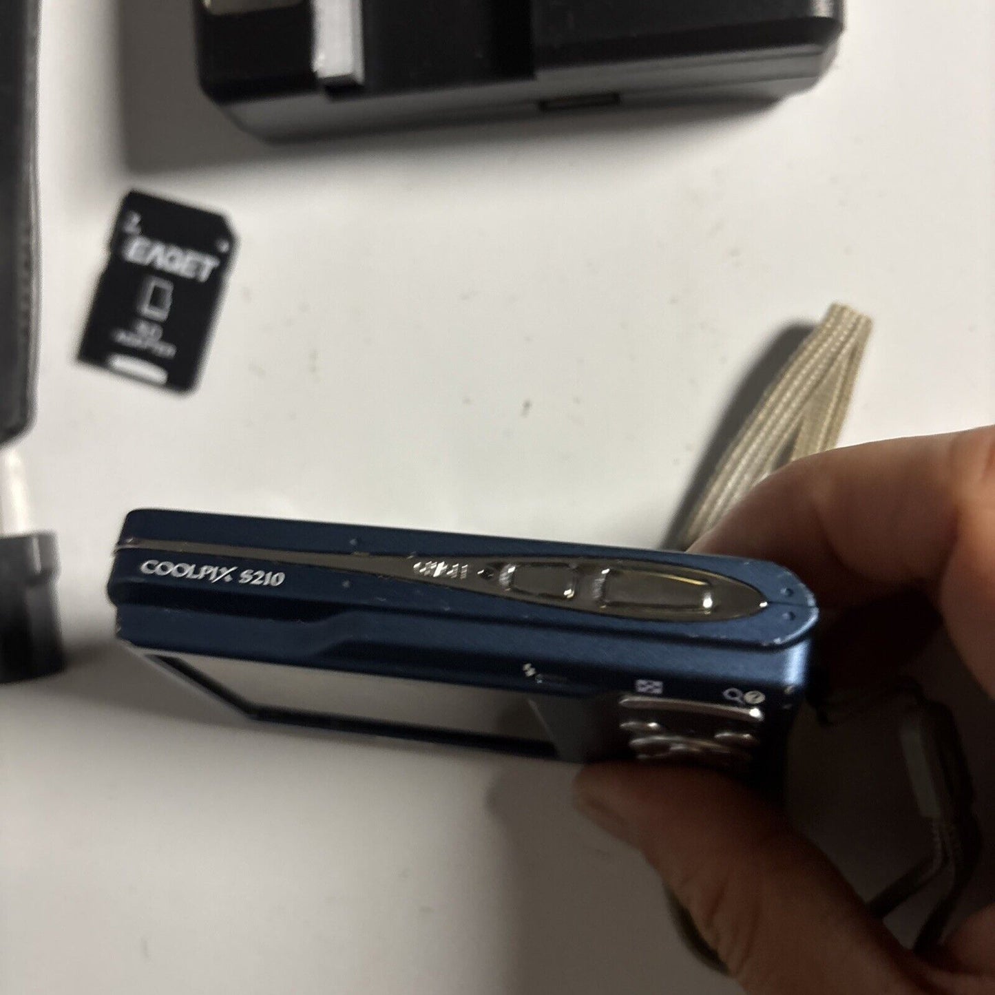 Nikon Coolpix S210 Digital Camera 8MP 1GB SD Card 8MP