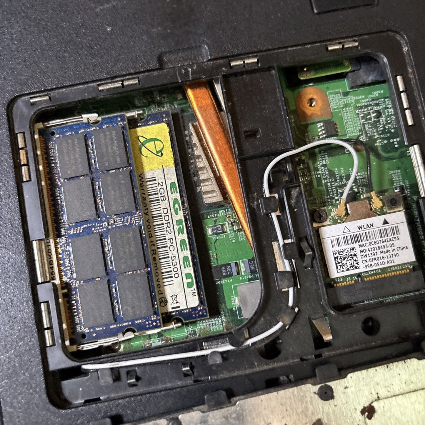 Dell Inspiron 1440 4GB RAM *Doesn't Turn On - For Parts Or Repair*