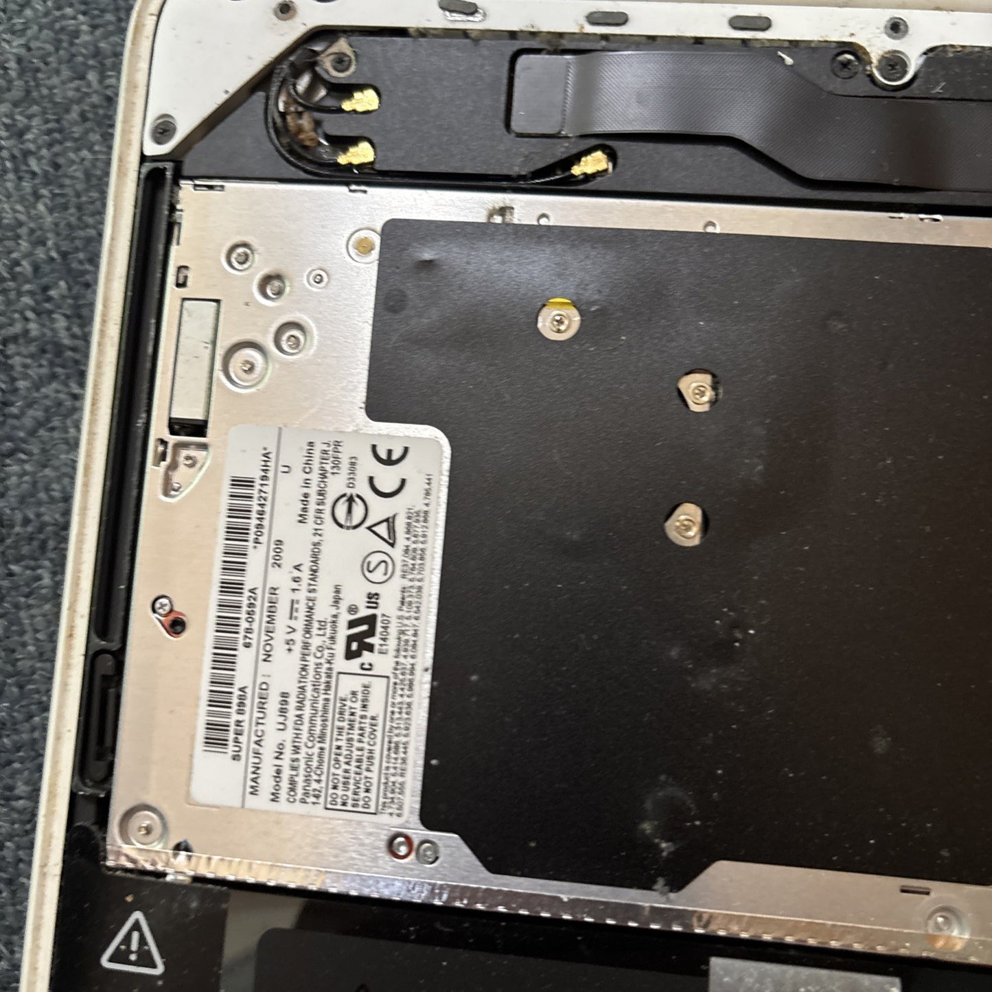 MacBook Laptop A1342 EMC 2350 250gb HDD 2GB RAM DVD Drive *For Parts Or Repair*