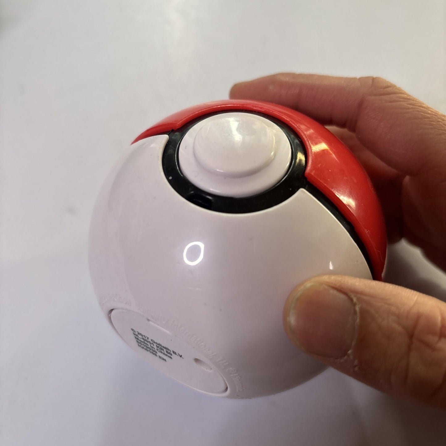 Pokemon Trainer Guess Goliath Pokeball NL-8051 2017