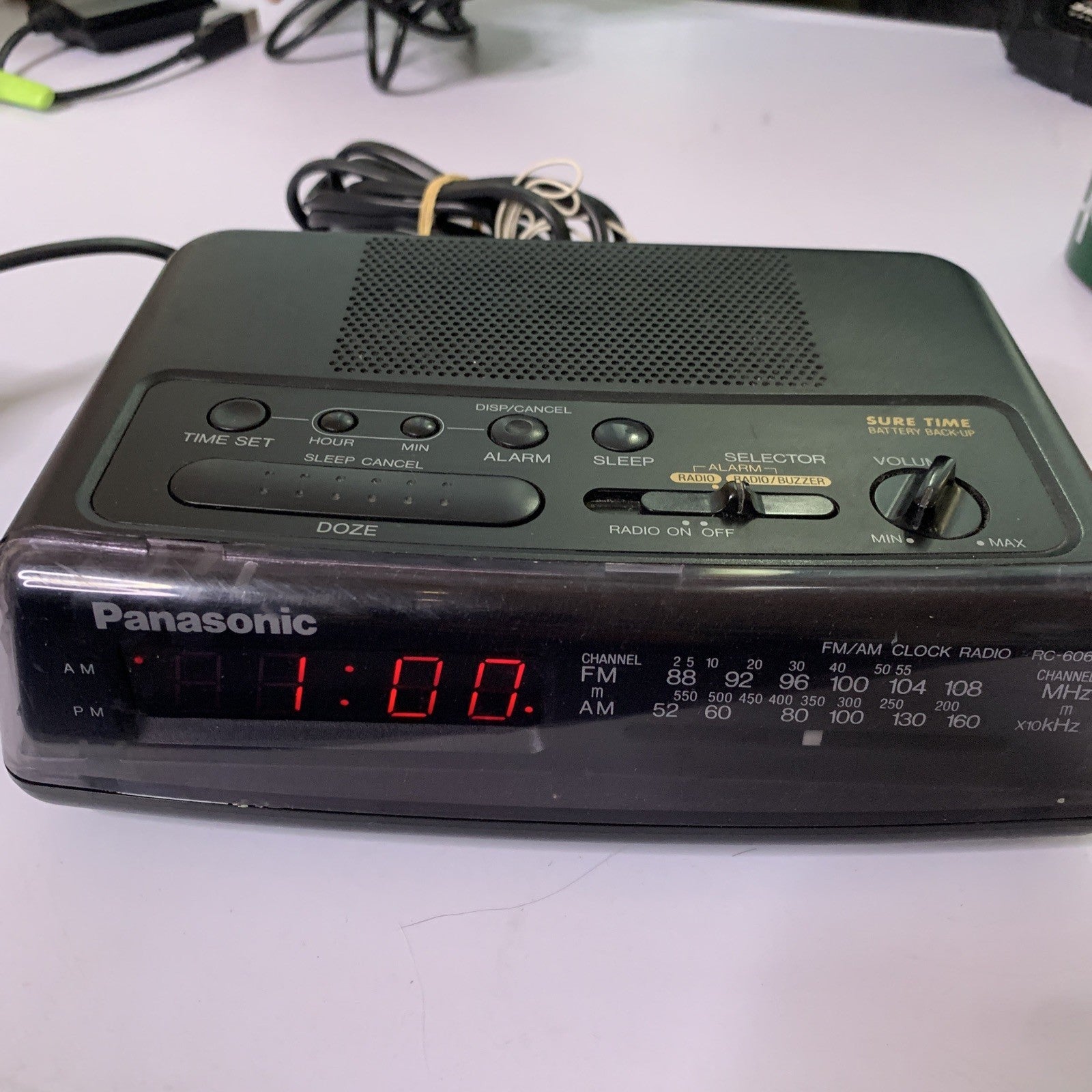 Radio réveil projection numérique, variateur 5 niveaux, mode jours ouvrables/week-end, 2 alarmes Radio réveil projection numérique, variateur 5 niveaux, mode jours ouvrables/week-end, 2 alarmes