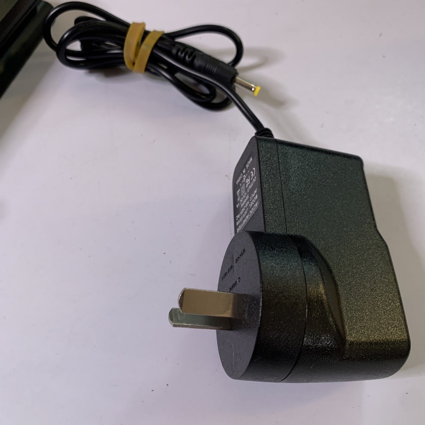 Olin DVD Swivel-Screen Player 9" PD-910 With Power Supply