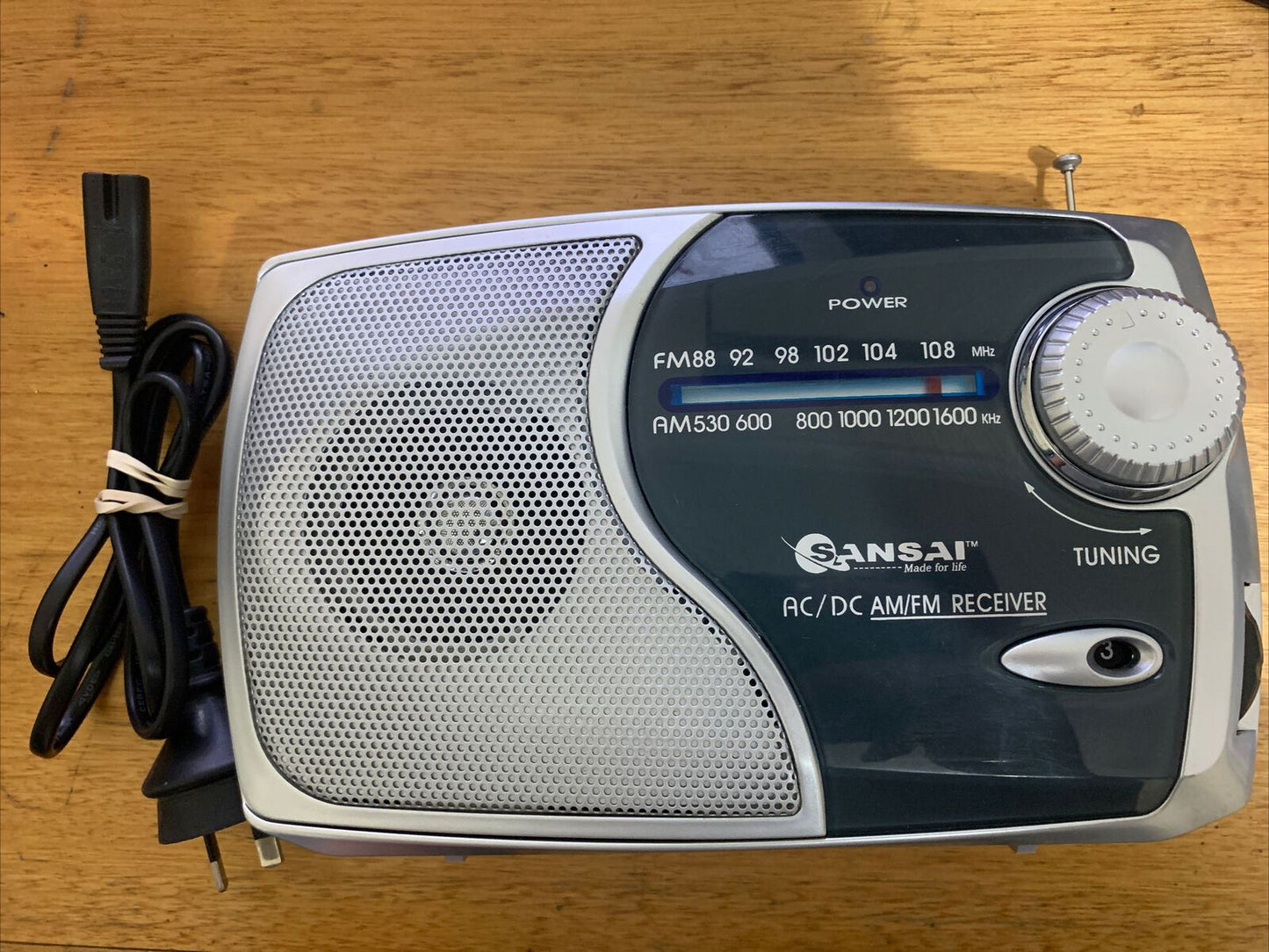 SanSai RD-768 AM/FM Portable Radio Speaker - Silver AC or Battery Powered
