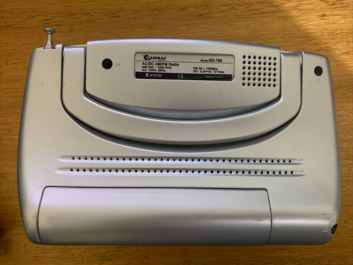 SanSai RD-768 AM/FM Portable Radio Speaker - Silver AC or Battery Powered