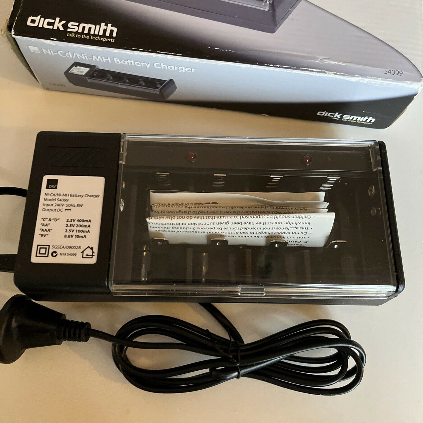 Dick Smith Ni-Cd/Ni-MH Battery Charger AA, AAA, C, D, 9V