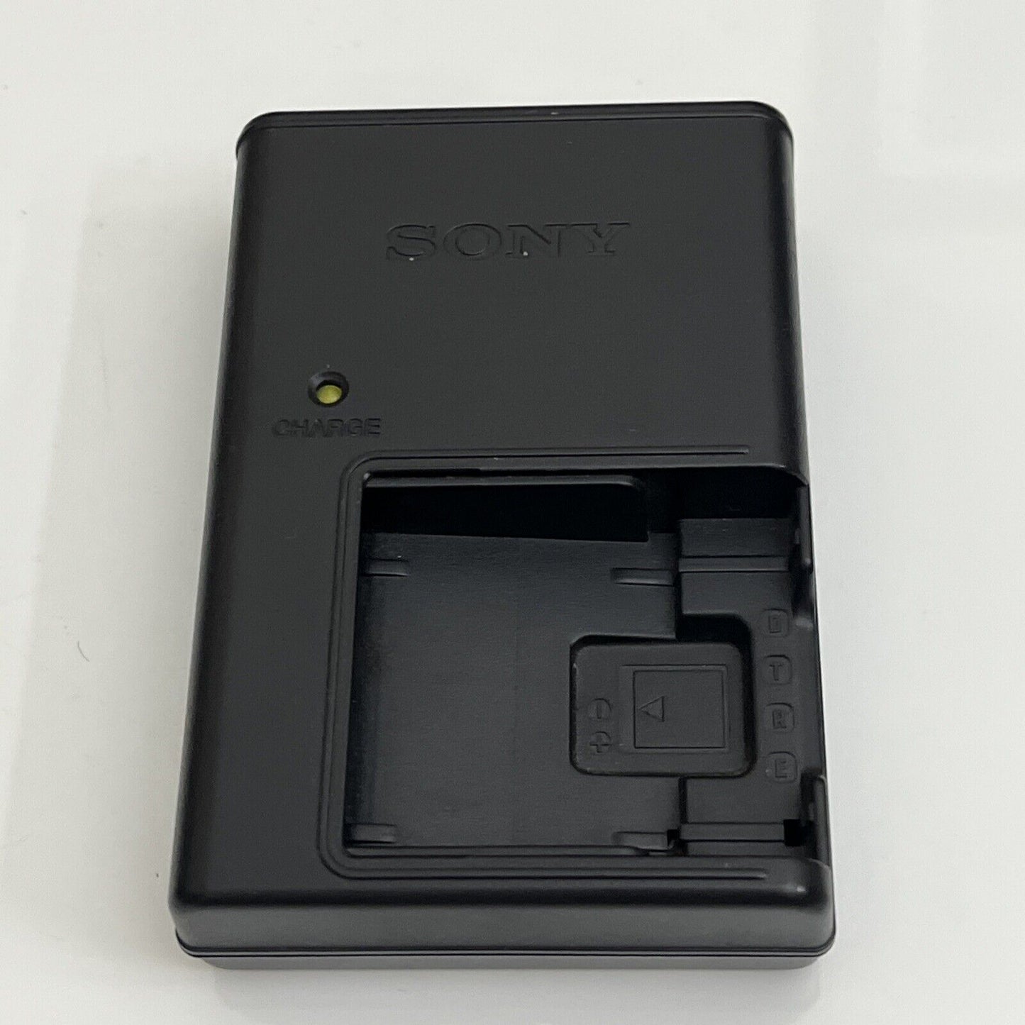 Genuine Sony BC-CSD Battery Charger 100-240V Output: 4.2V 0.33A NP-BD1 NP-FD