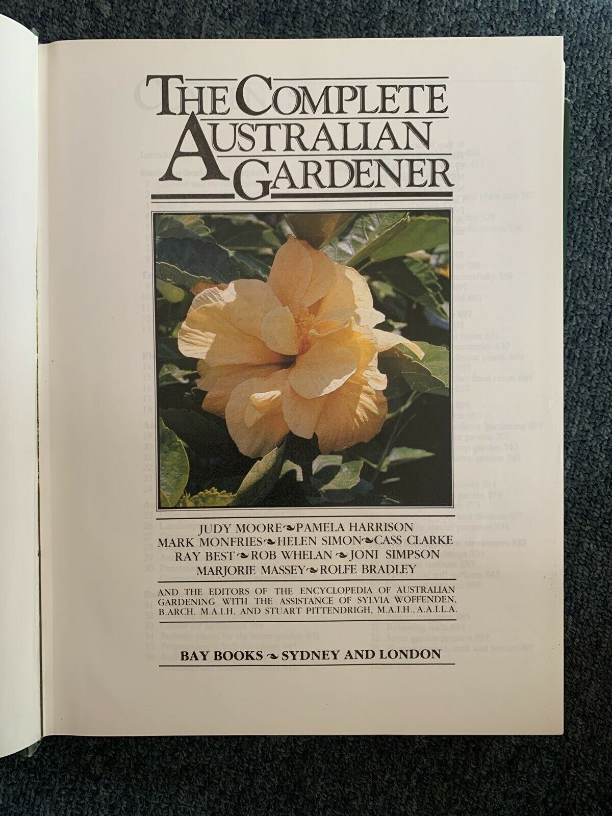 The Complete Australian Gardener by Bay Books