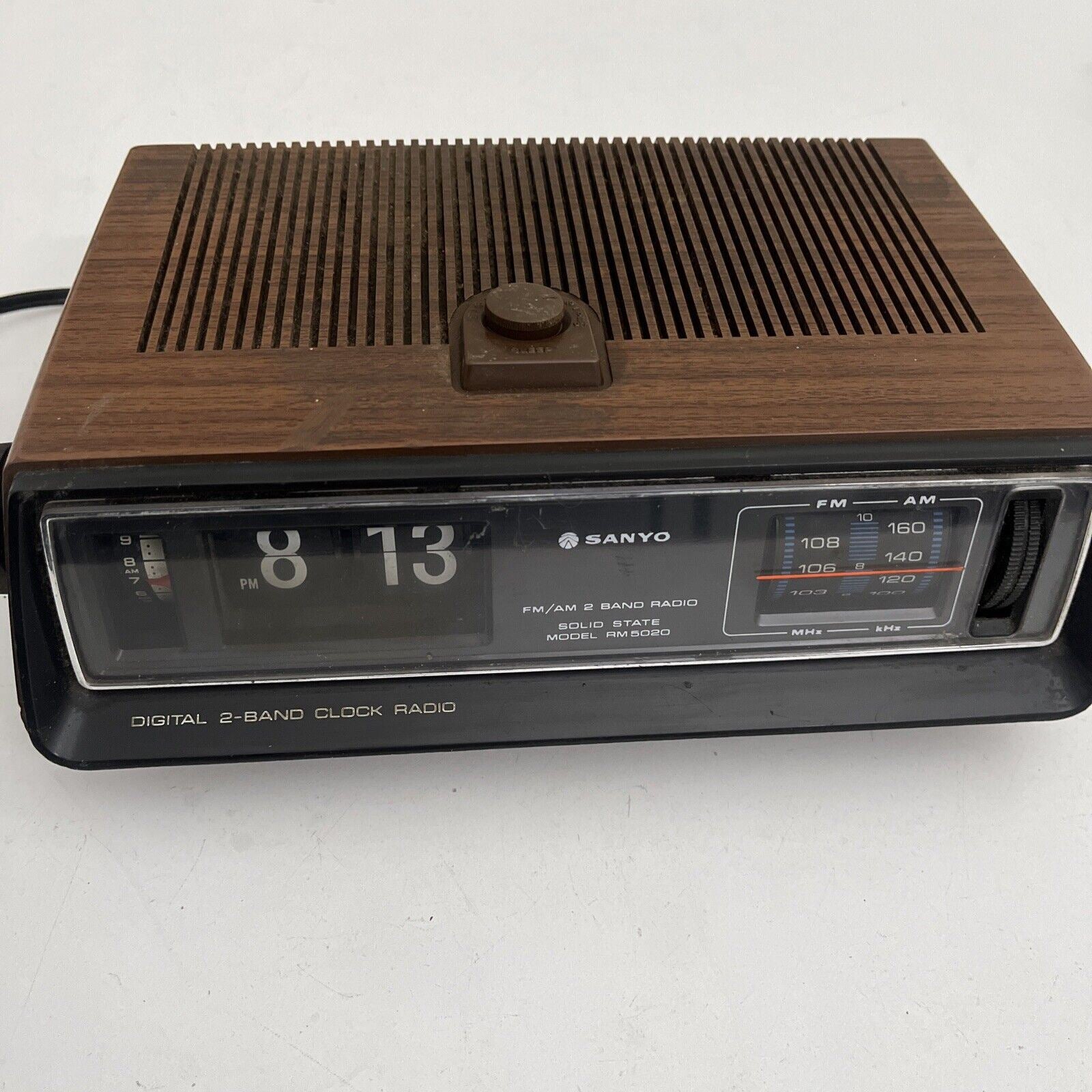 Vintage Sanyo Flip Clock Alarm FM/AM Radio RM5020 *for parts or repair
