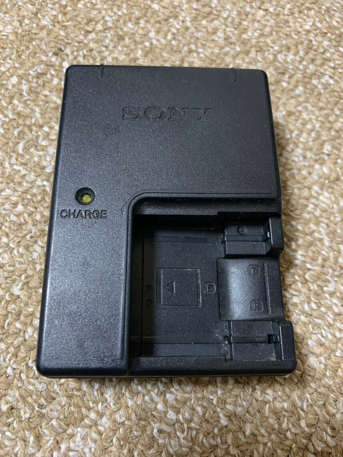 Genuine Sony BC-CS3 Battery Charger for NP-BD1 NP-FD1 NP-FR1 NP-FT1 NP-FE1
