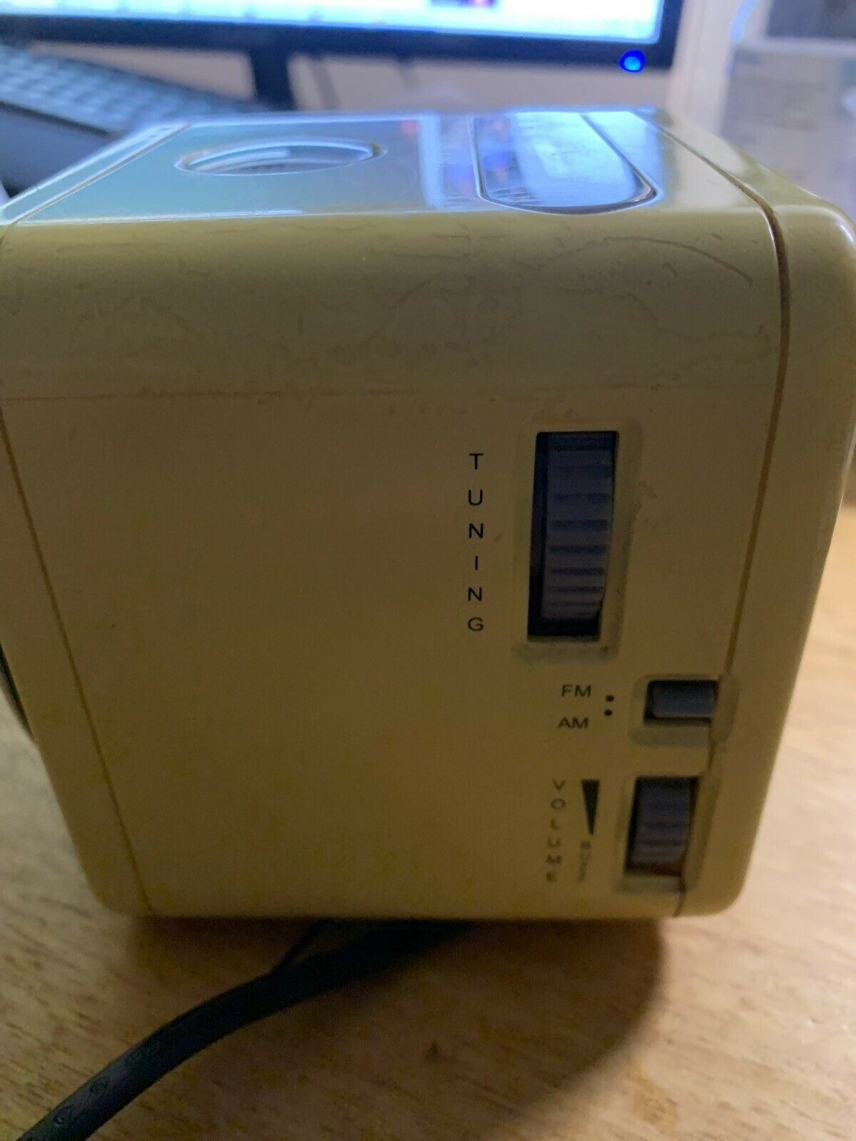 Audiosonic KM-637 Digital Clock AM/FM Radio
