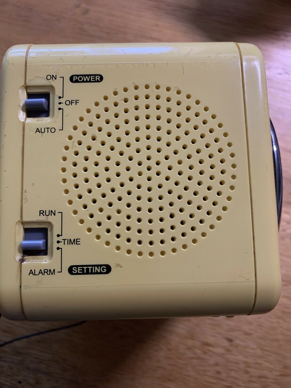 Audiosonic KM-637 Digital Clock AM/FM Radio