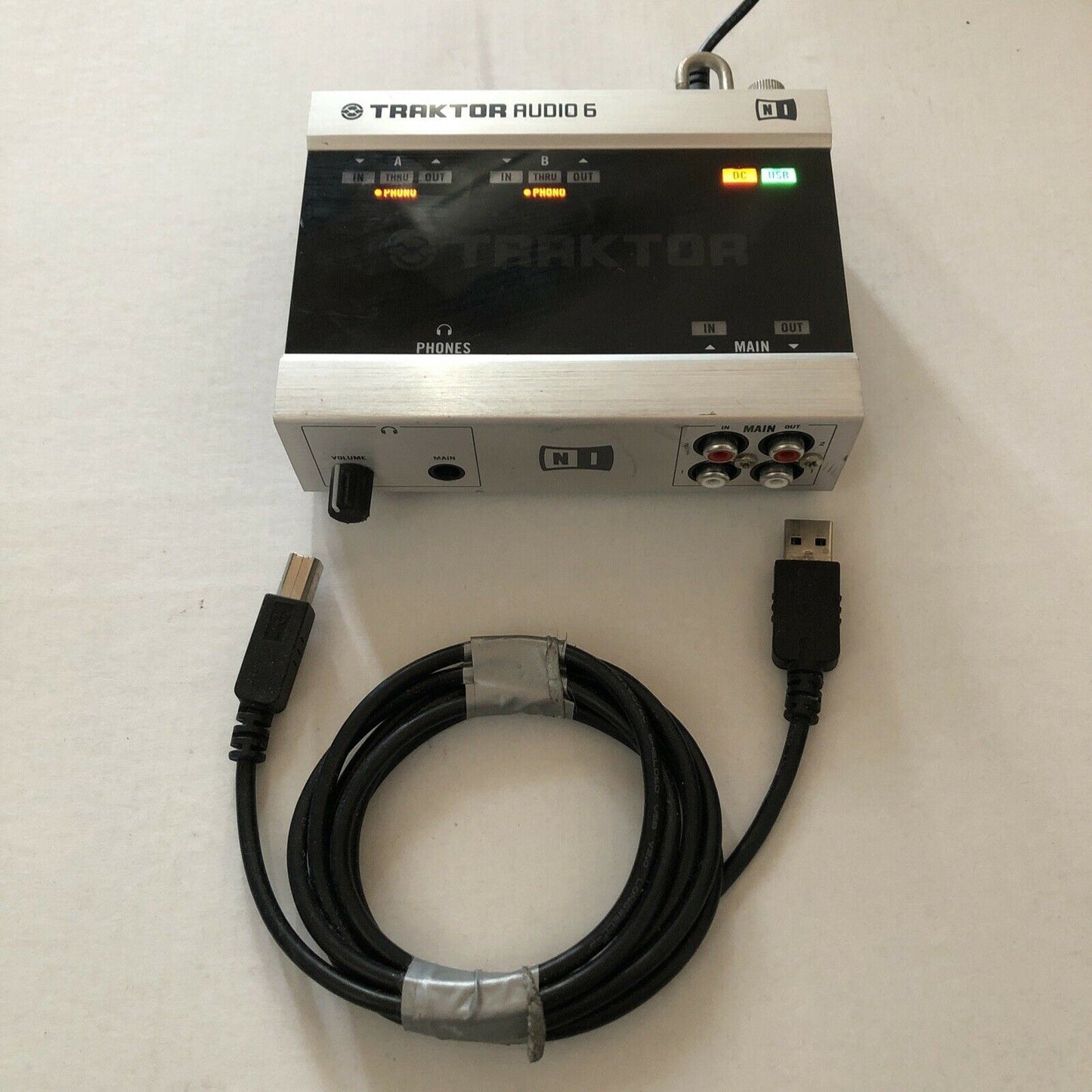 Native Instruments Traktor Audio 6: 6-Channel DJ Audio Recording Interface