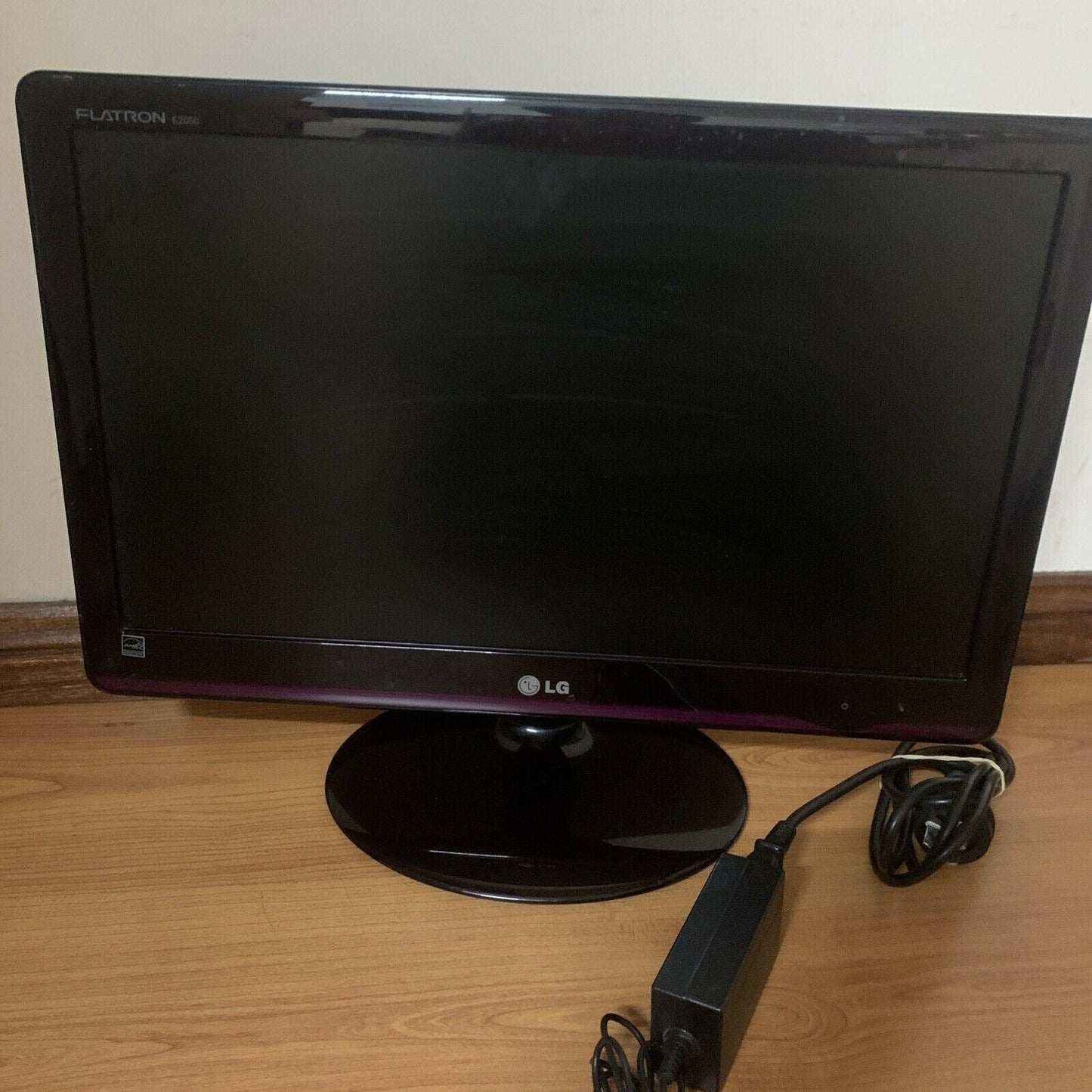 LG Flatron E2050T-PN 20'' LED* LCD monitor with Mega Contrast Ratio