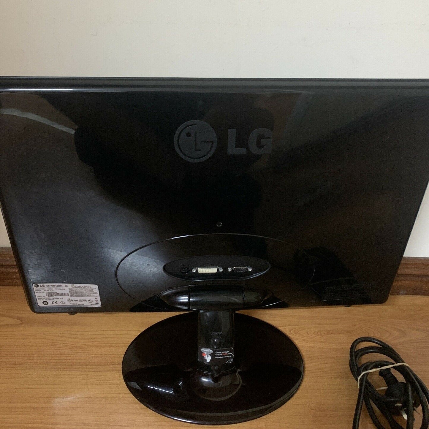 LG Flatron E2050T-PN 20'' LED* LCD monitor with Mega Contrast Ratio
