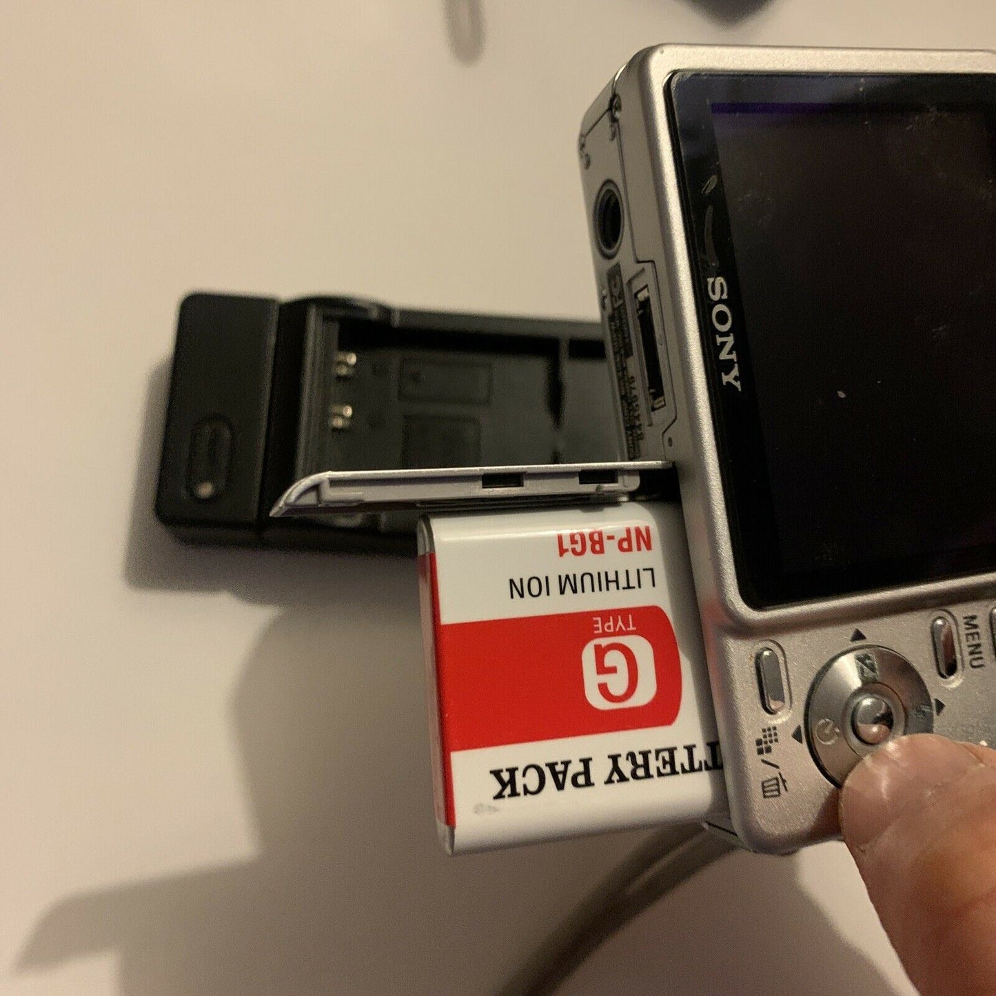 Sony Cyber-Shot DSC-W50 Digital Camera With Charger & Memory Card 6.0MP