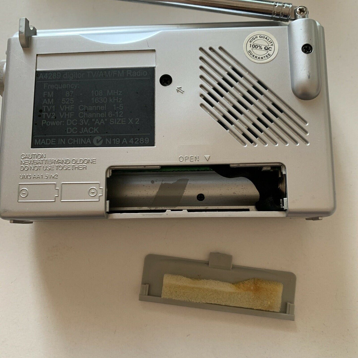 Digitor A4289 Portable AM/FM/TV1/TV2(12Ch) Radio Receiver