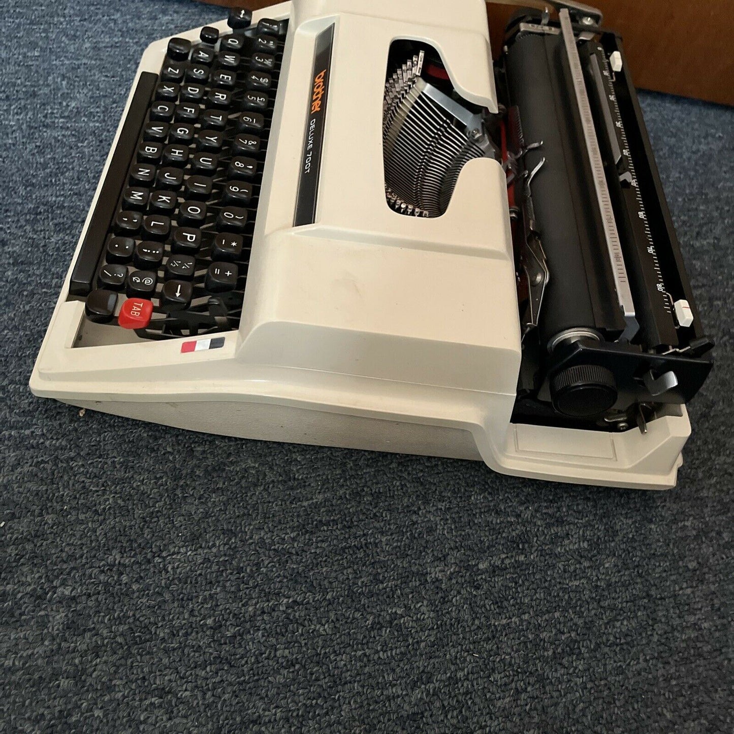 Brother Deluxe 700T Portable Typewriter with Case - Vintage Made In Japan