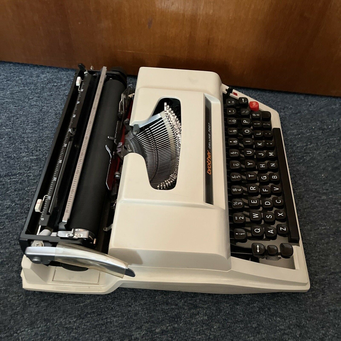 Brother Deluxe 700T Portable Typewriter with Case - Vintage Made In Japan