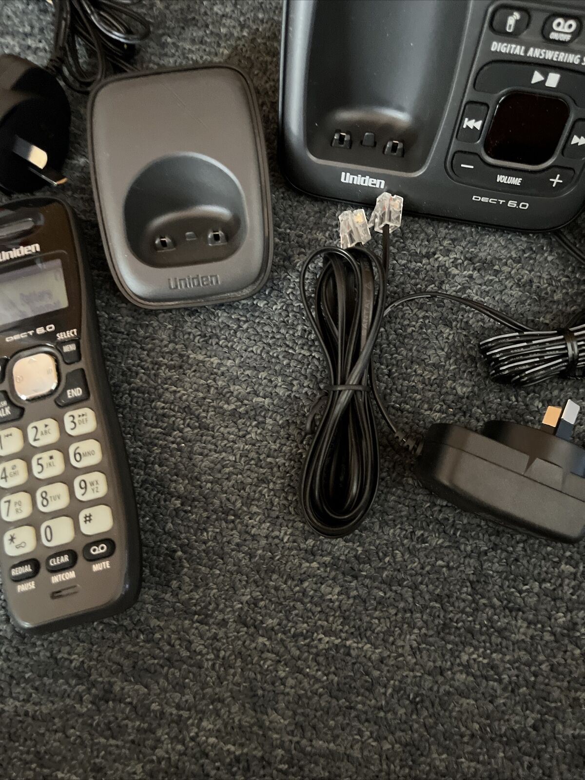 Uniden DECT1635+3  Digital Answering Machine Cordless Phone with 3 Handsets