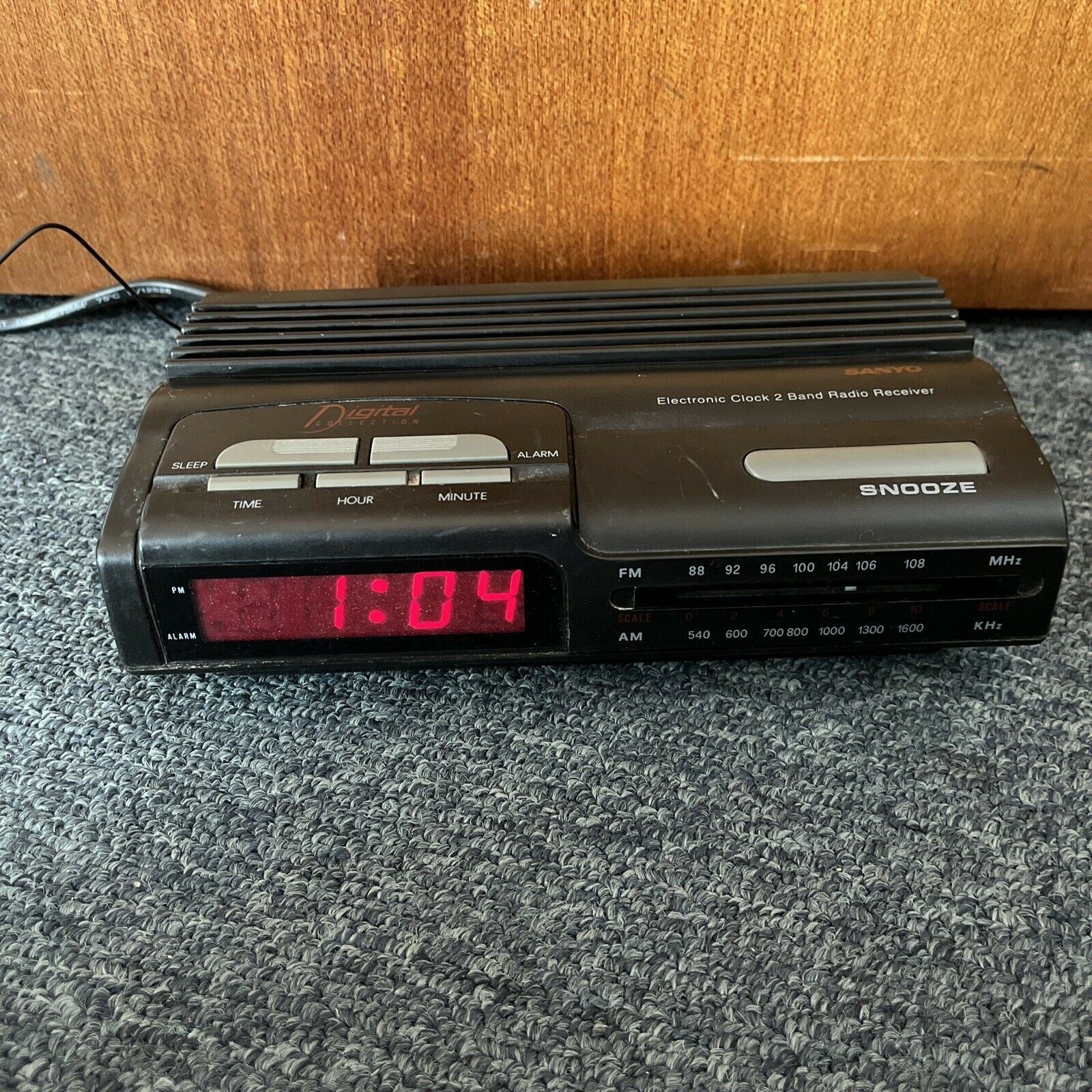 Sanyo Electronic Alarm Clock Radio AM/FM RM6011 Retro Unit
