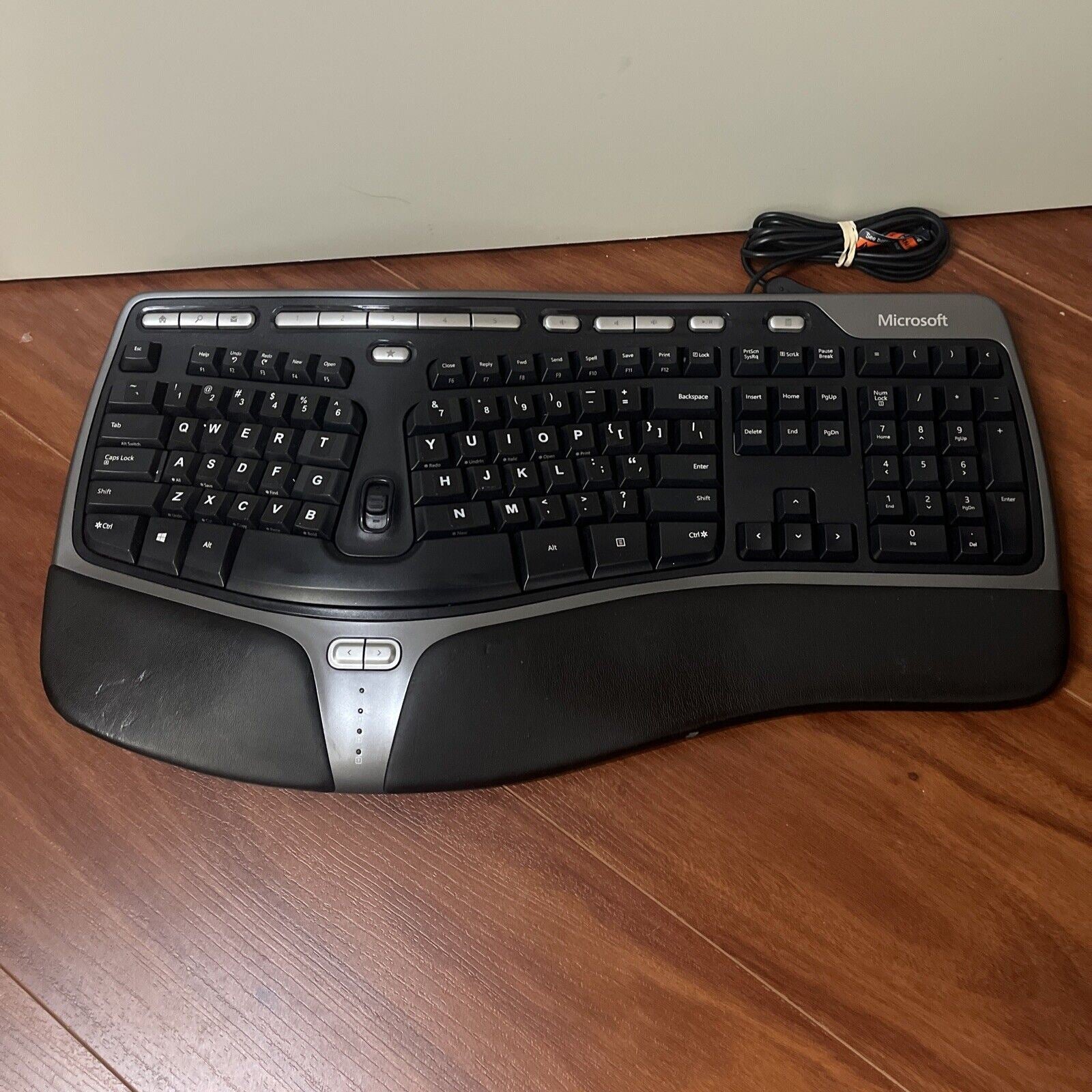 Microsoft Natural Ergonomic Keyboard 4000 v1.0 Model1048 USB Wired Bla