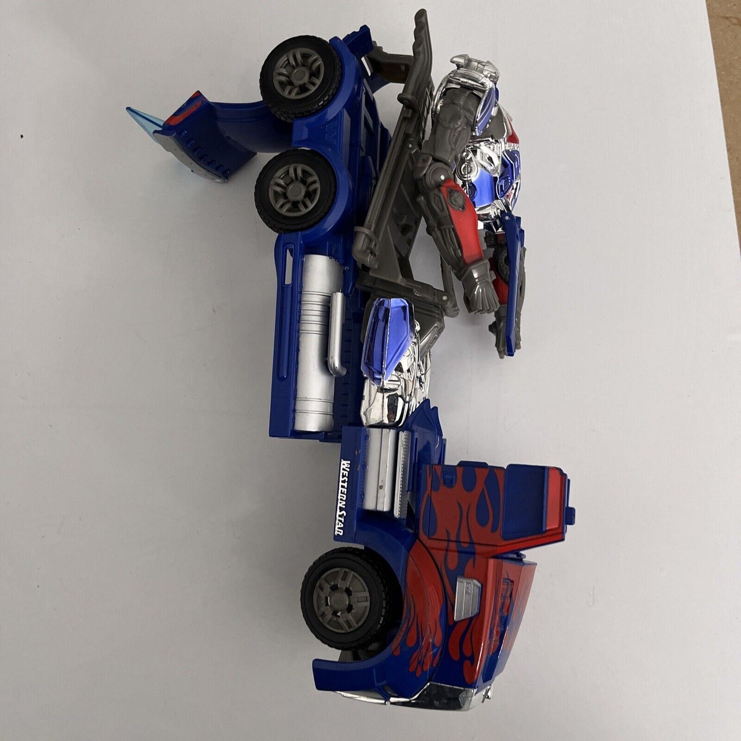 Optimus Prime Transformer 2013 Hasbro Tomy 11" Action Figure