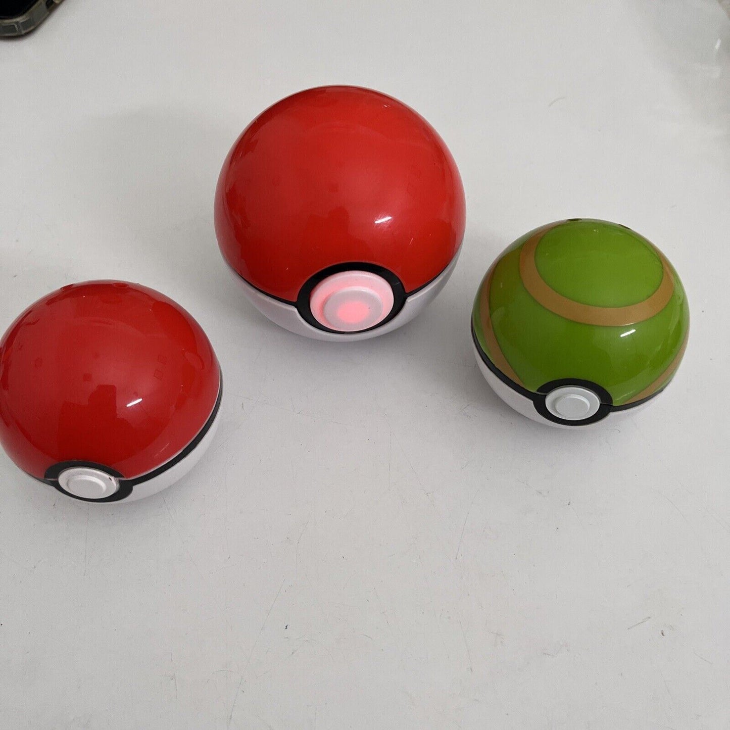 Pokemon Trainer Guess Goliath NL-8051 2017 & 2 Pokemon Ball